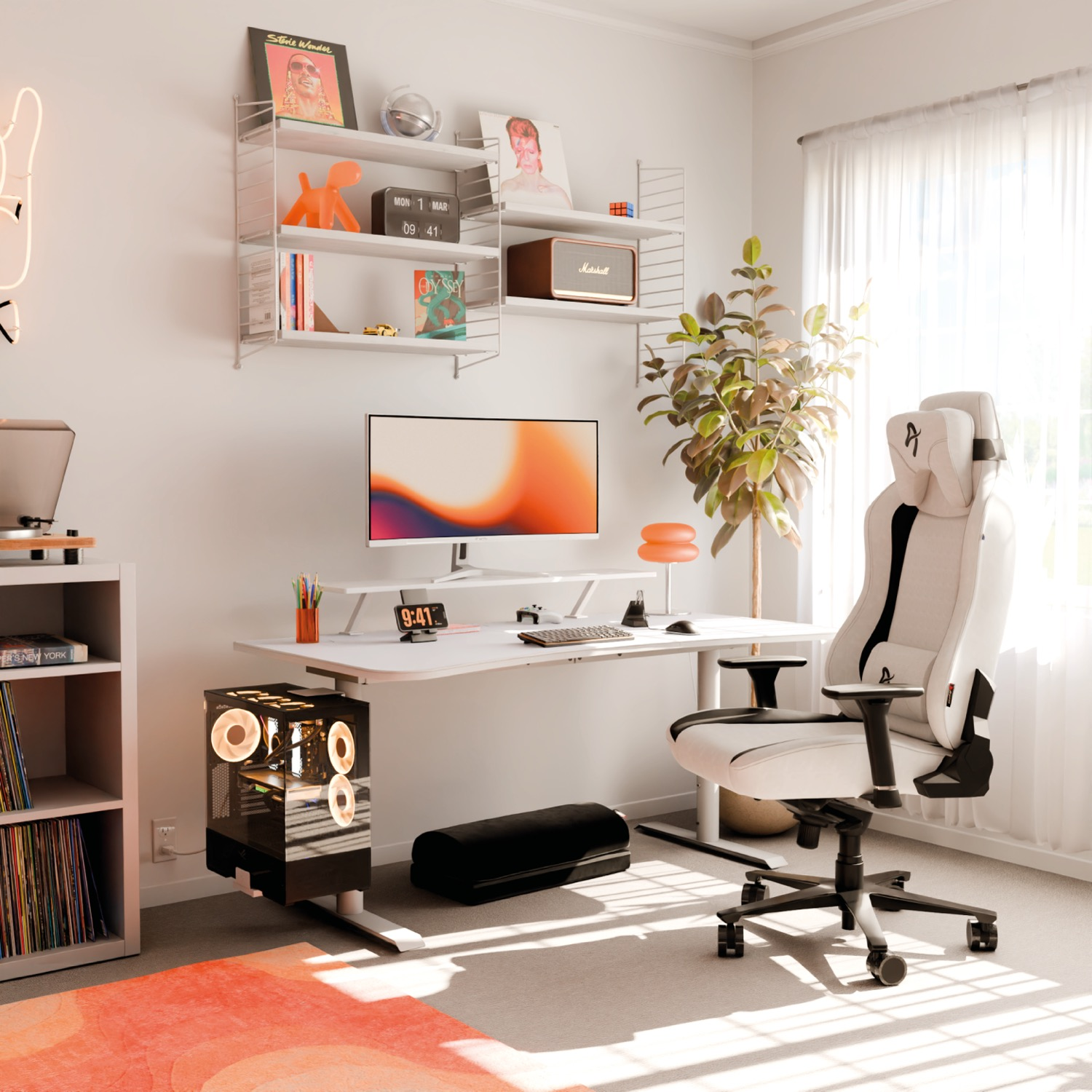Nowoczesny zestaw biurkowy z komputerem, krzesłem i półkami. Po prawej stronie roślina. Po lewej stronie neon. Pokój jest dobrze oświetlony.