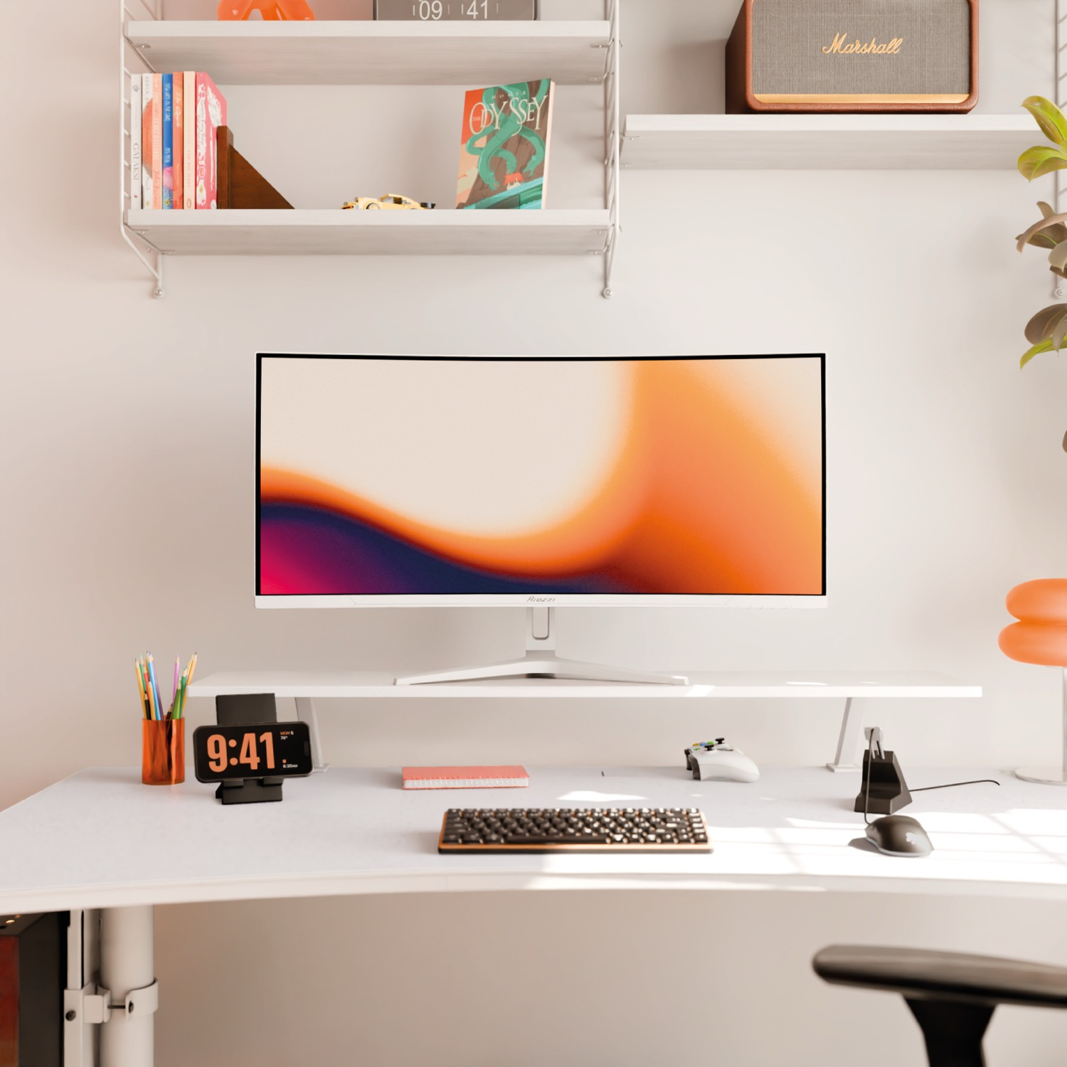 Nowoczesny zestaw biurkowy z zakrzywionym monitorem, klawiaturą, myszą i akcesoriami. Półki nad nim zawierają książki, głośnik i roślinę.