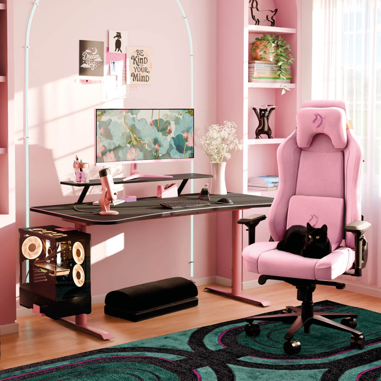 Różowy zestaw do gier z kotem na krześle. Biurko, PC, monitor i elementy dekoracyjne. Pokój jest różowy.