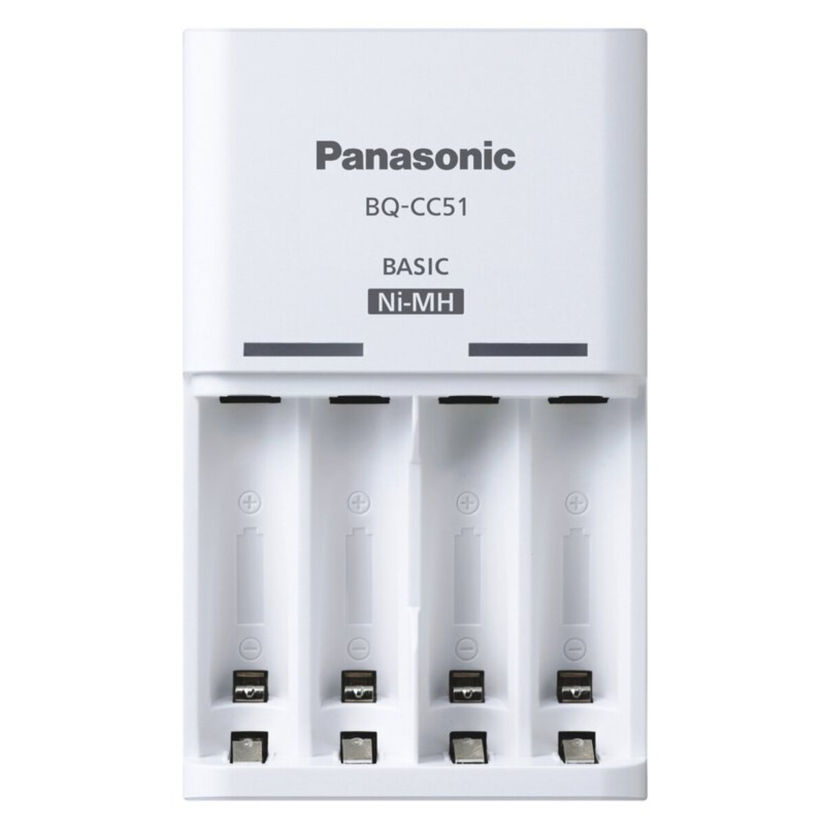 Weißes Panasonic BQ-CC51 Batterieladegerät. Es hat vier Steckplätze für Batterien. Der Lader ist mit BASIC Ni-MH gekennzeichnet.