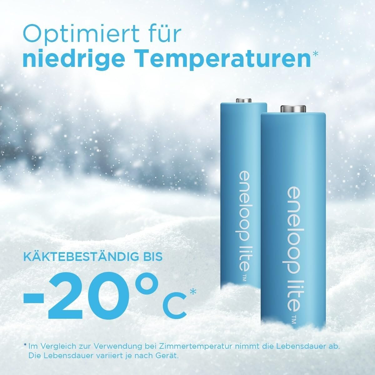 Zwei blaue eneloop lite Batterien im Schnee. Text: 'Optimiert für niedrige Temperaturen' und '-20°C'.