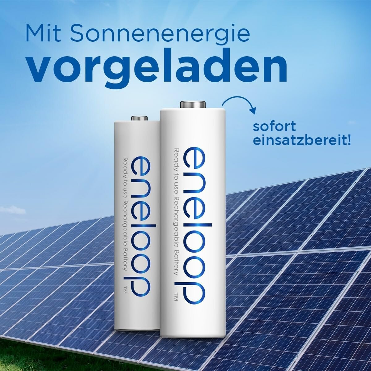 Zwei eneloop-Batterien vor Sonnenkollektoren. Text sagt 'Mit Sonnenenergie vorgeladen' und 'sofort einsatzbereit!'