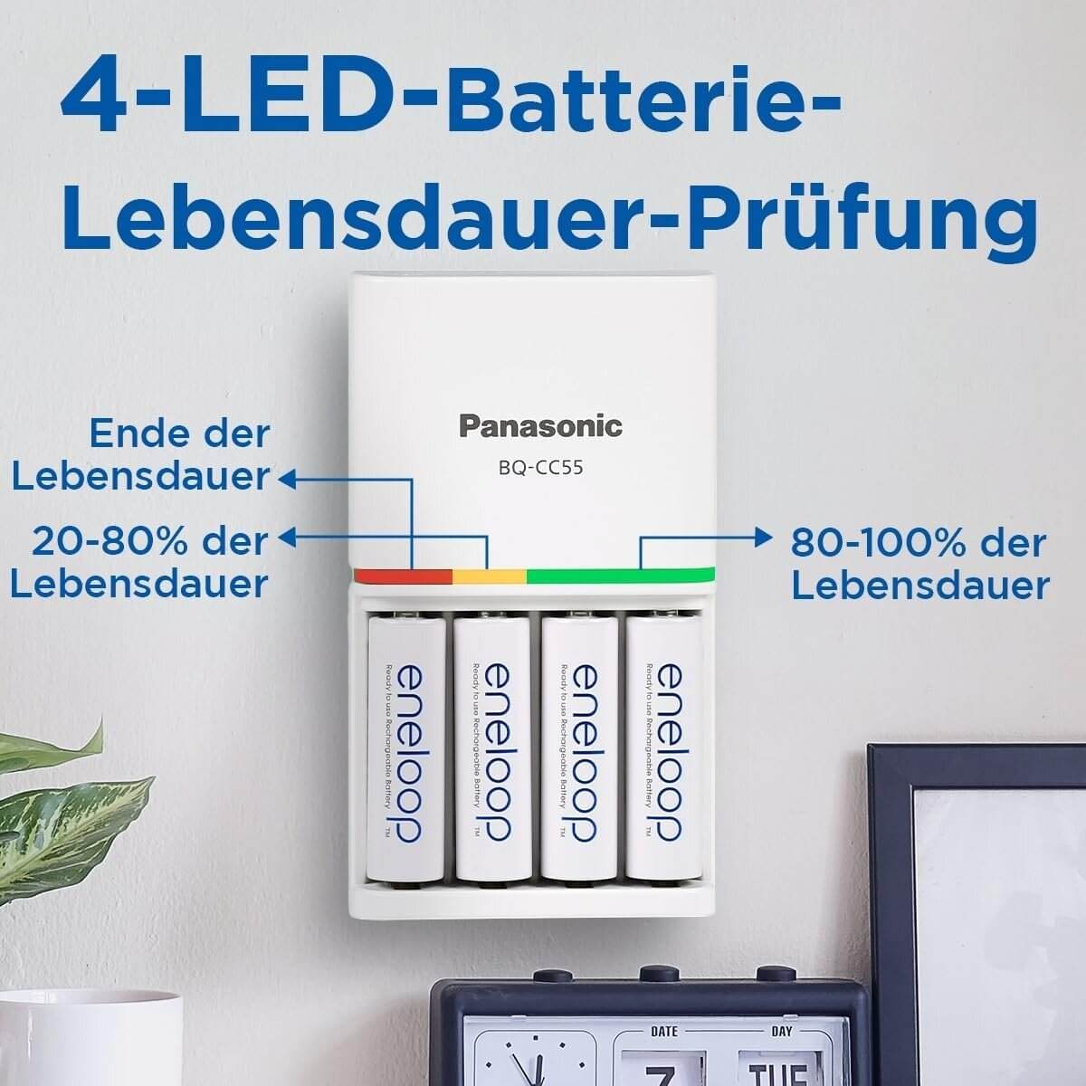 Ein Batterieladegerät mit vier eneloop-Batterien. Das Ladegerät zeigt die Akkulaufzeit mit grünen, gelben und roten LEDs an.