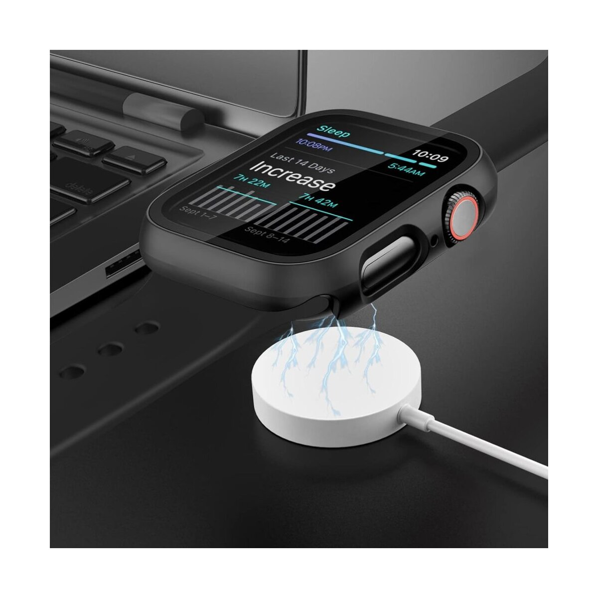 Une montre intelligente noire affichant des données de sommeil repose sur une surface noire à côté d'un ordinateur portable. Un chargeur sans fil blanc est en dessous.