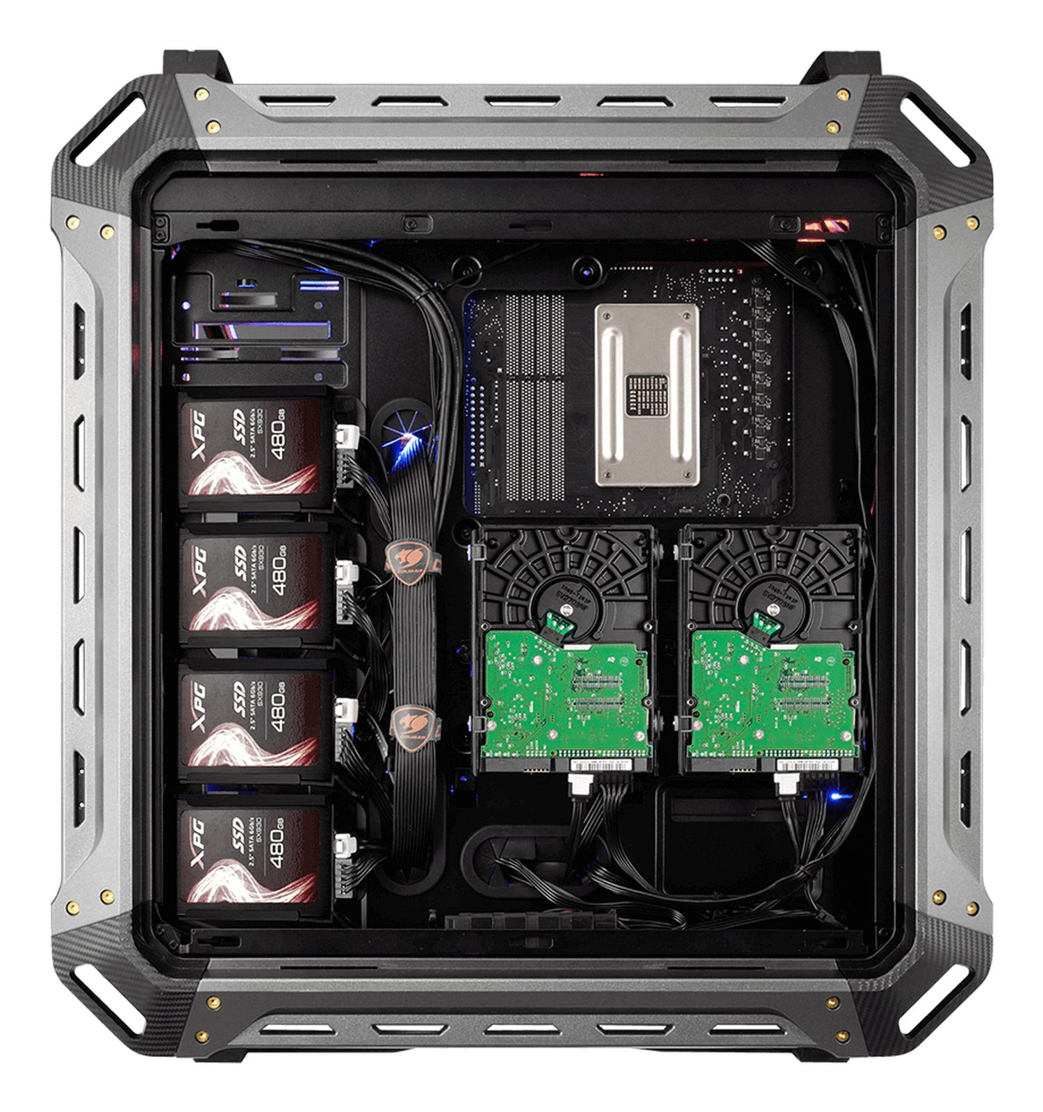 Un case per computer aperto, che mostra SSD, dischi rigidi e scheda madre. Il case ha un design grigio e nero.