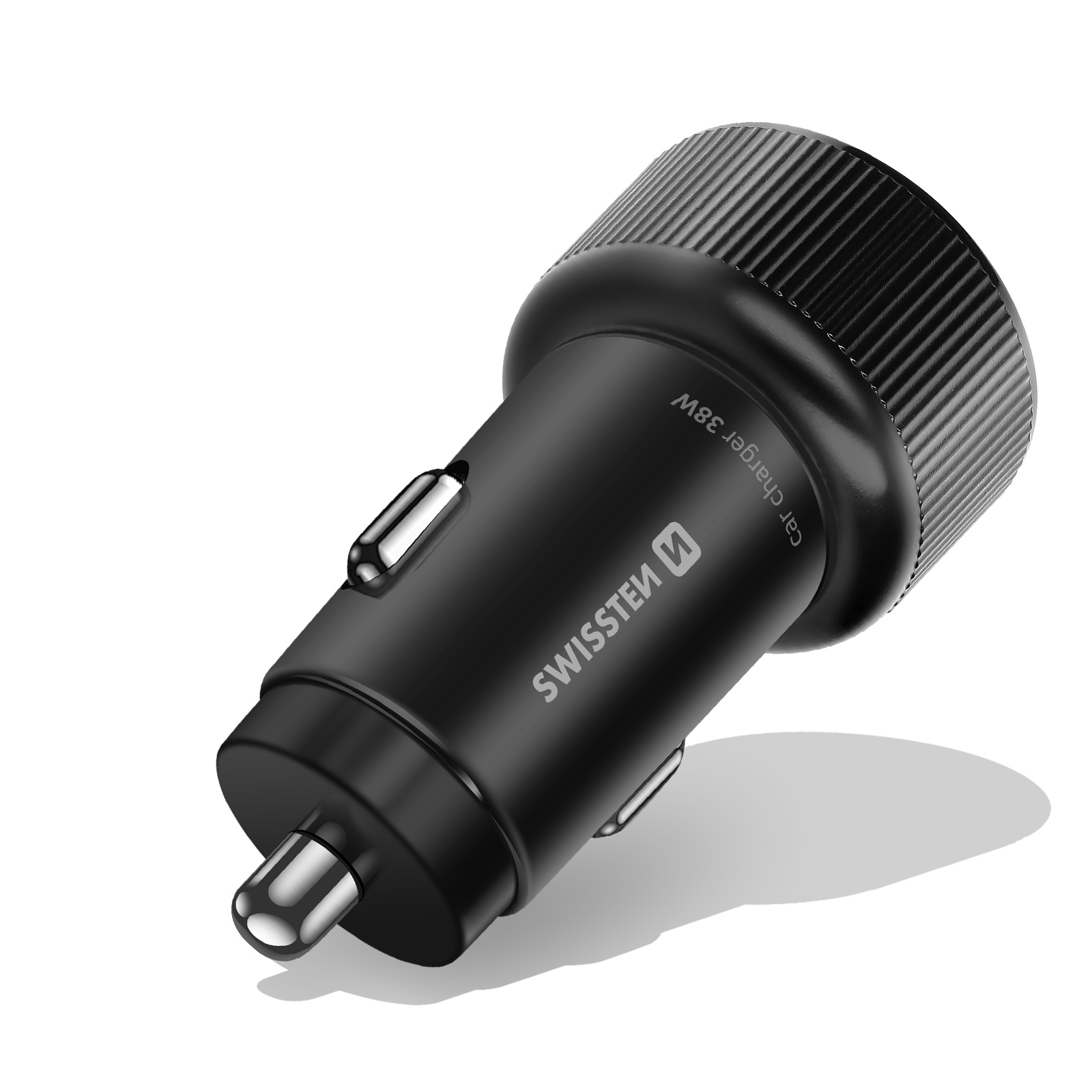 Un caricabatterie per auto nero con dettagli argentati. Ha il marchio Swisssten e 'car charger 38W' stampato.