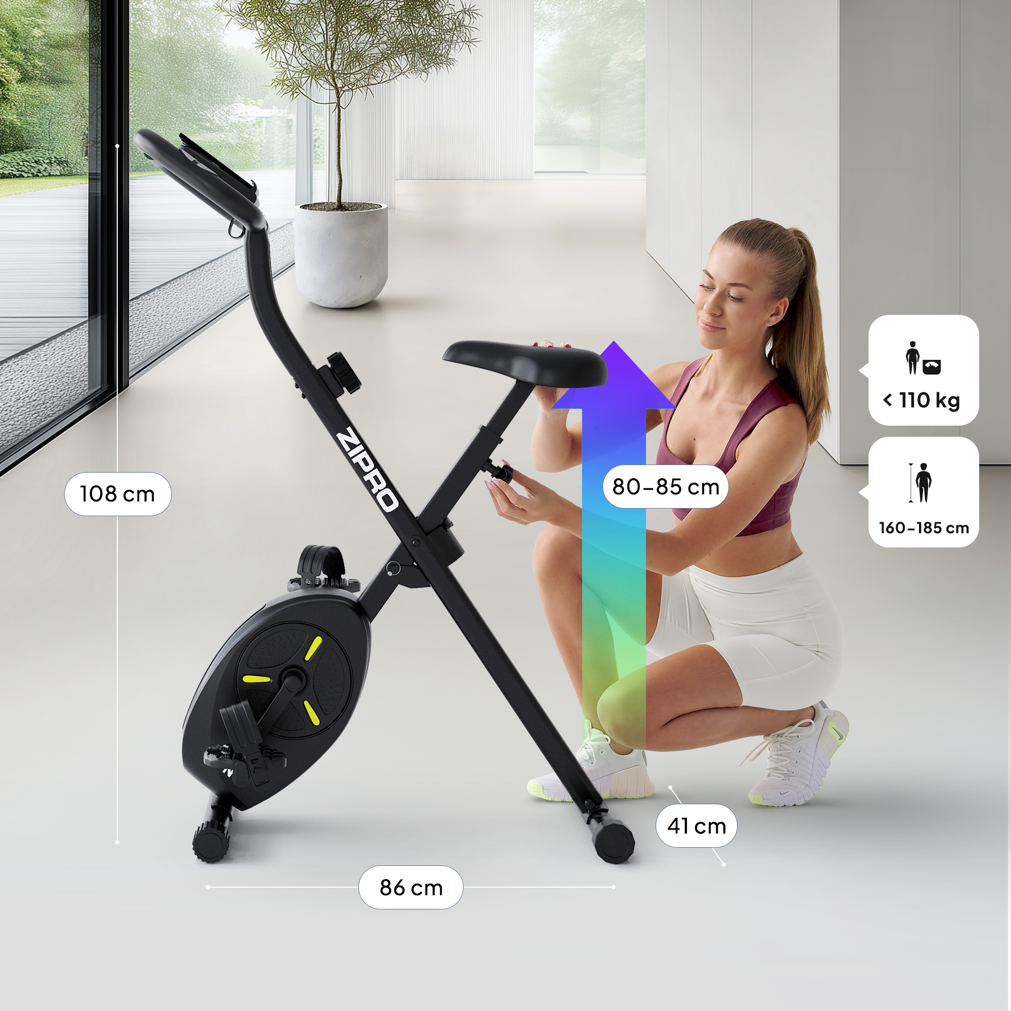 Una donna regola una cyclette nera. Vengono mostrate dimensioni e specifiche. Sono indicati anche peso e altezza massimi dell'utente.