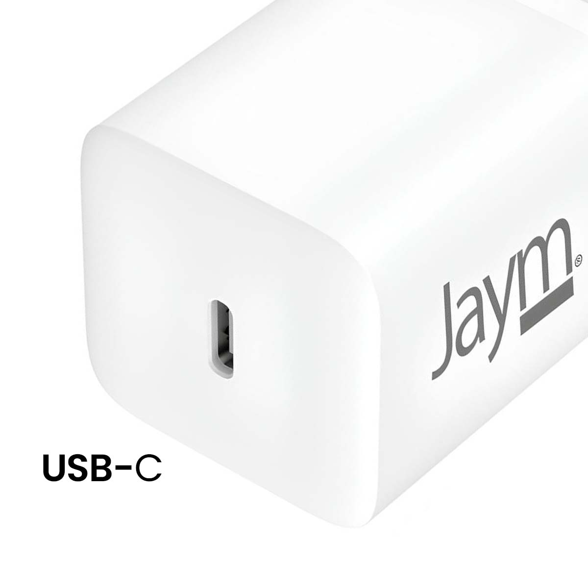 Ein weißes USB-C-Ladegerät mit dem Markennamen 'Jaym' und dem Text 'USB-C'. Das Ladegerät hat einen Anschluss für das USB-C-Kabel.