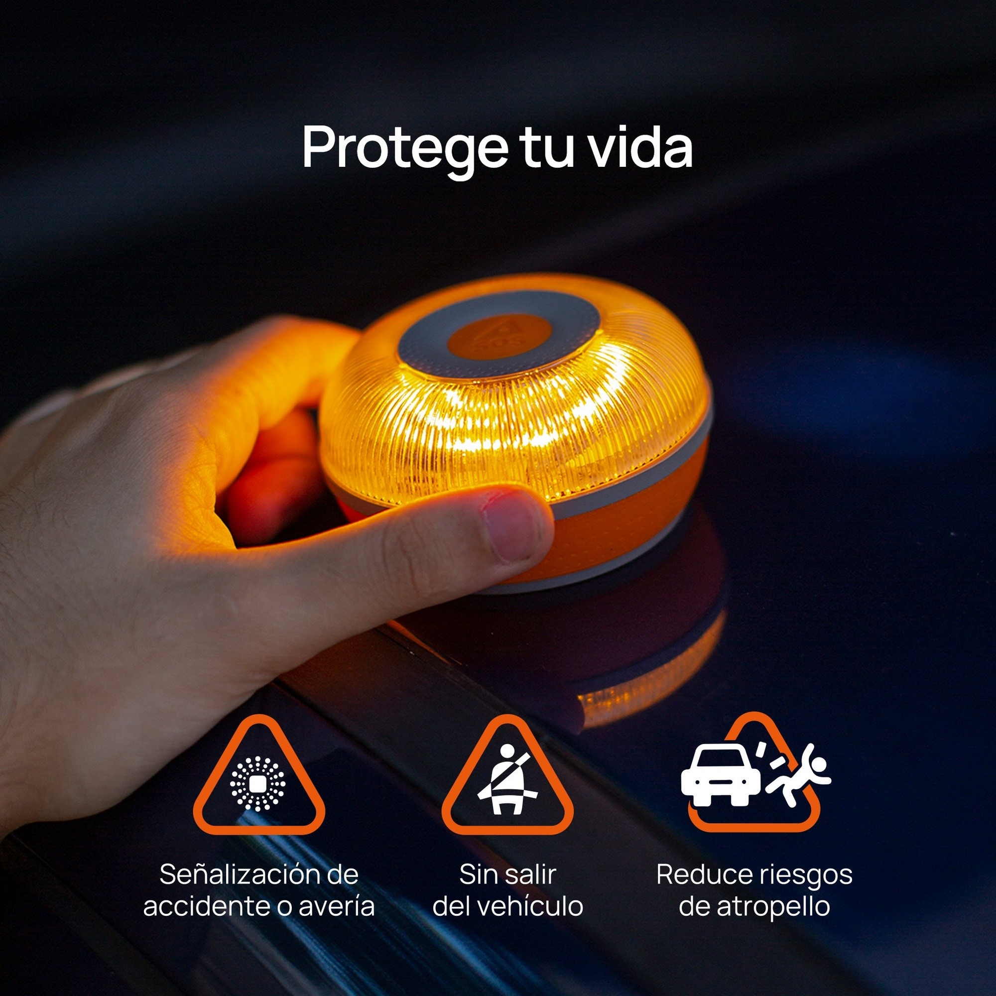 Una mano sosteniendo una luz de seguridad naranja. Los iconos de abajo muestran señalización de accidentes, permanecer en el vehículo y reducir riesgos.