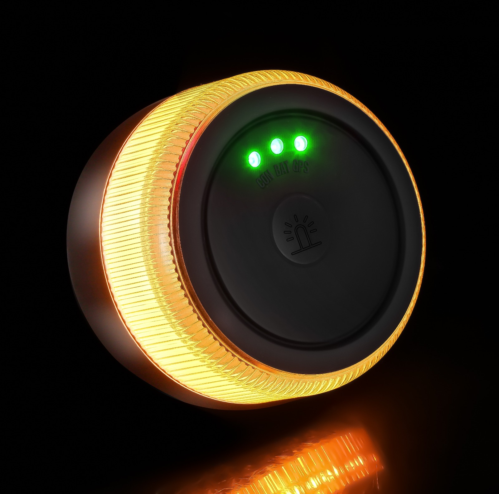 Un dispositivo redondo con un anillo de luz amarillo-naranja, un centro negro y tres luces verdes sobre fondo negro.