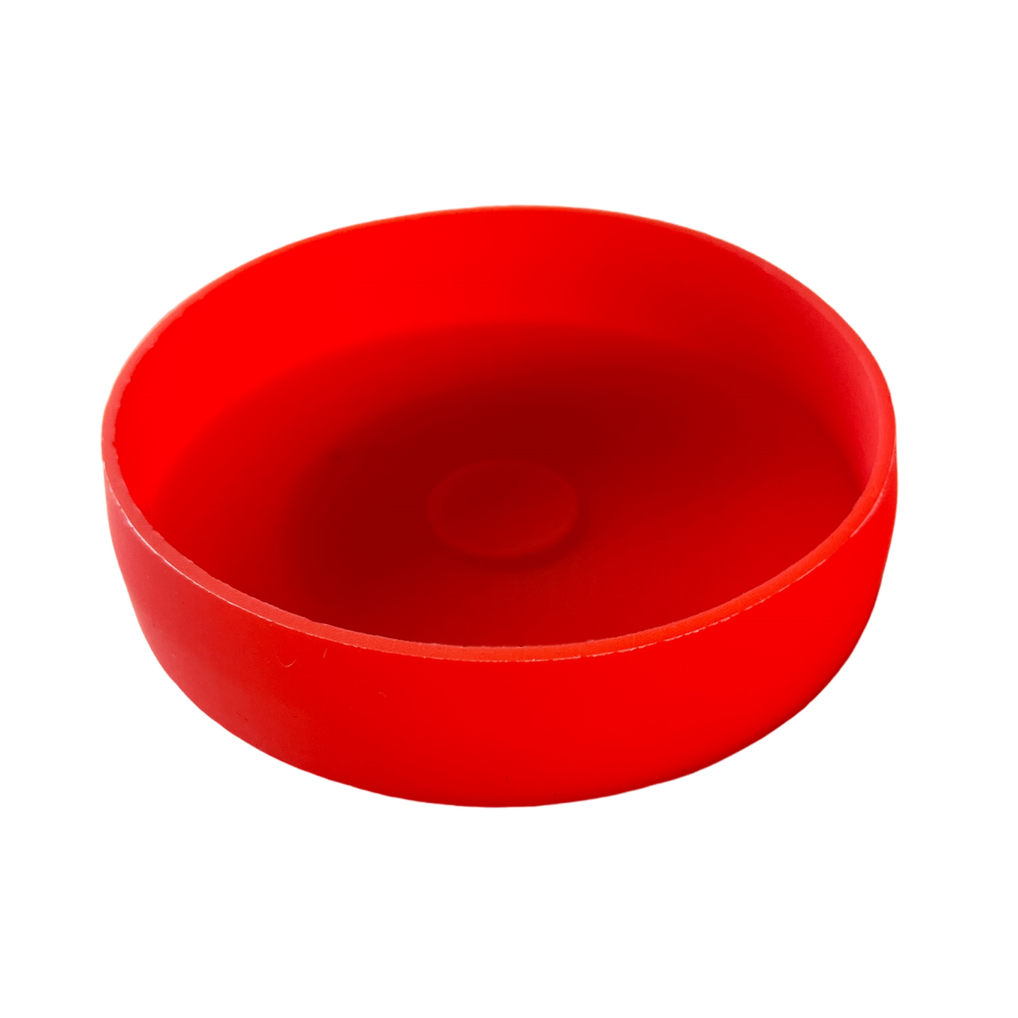 Un cuenco rojo y redondo sobre un fondo blanco. El cuenco está vacío. El cuenco es de plástico.