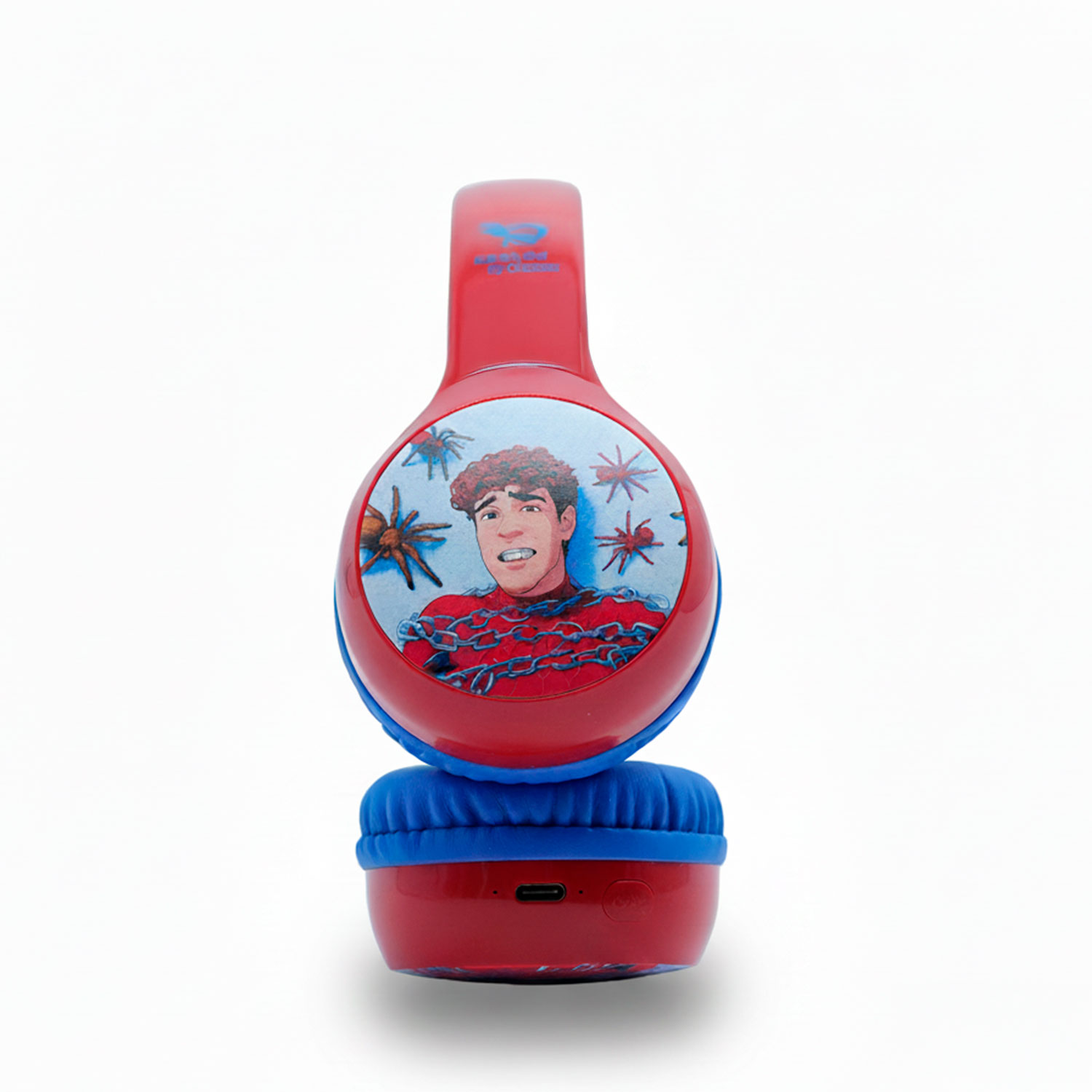Auriculares rojos y azules con una imagen de Spider-Man. Un hombre en el centro con arañas alrededor. Fondo blanco.