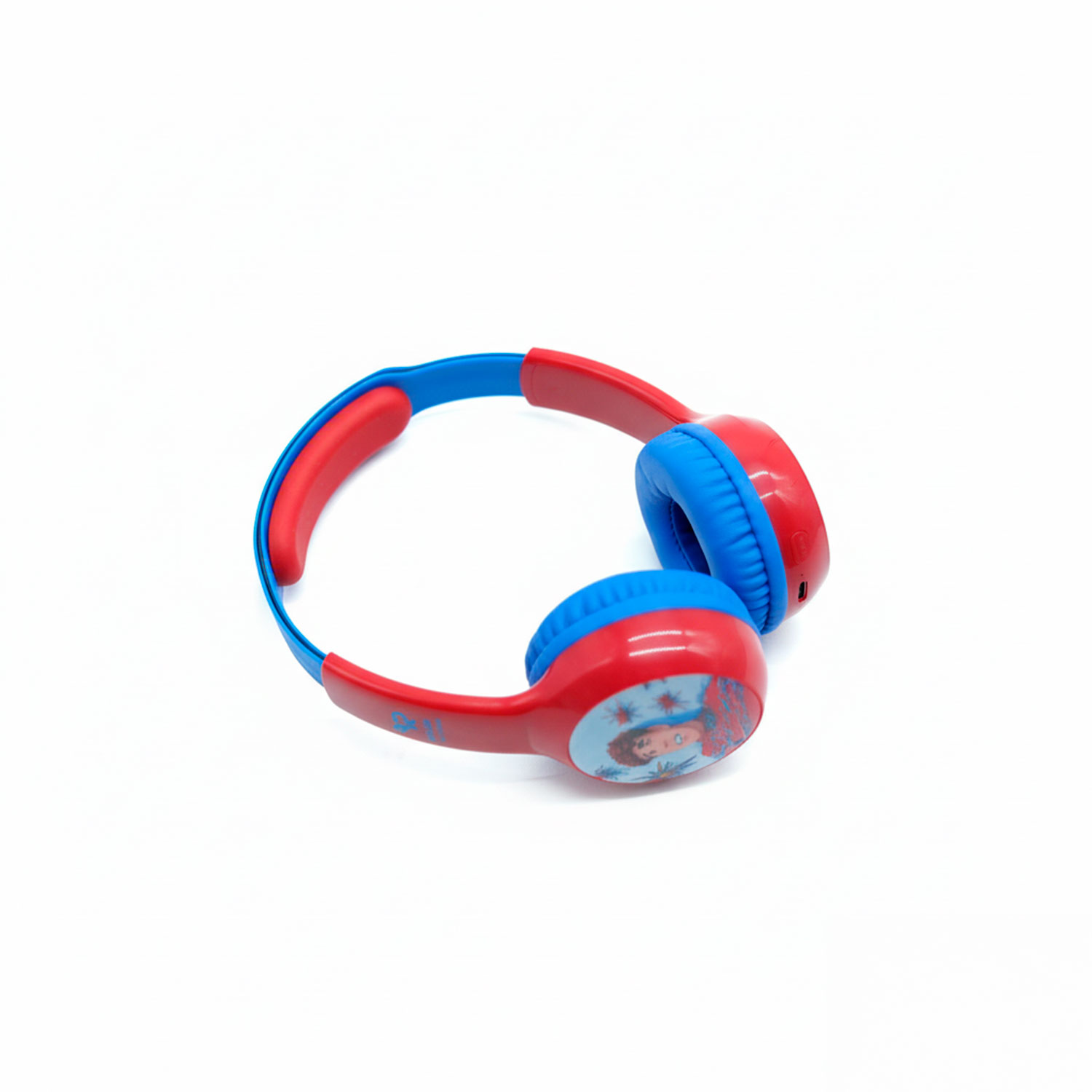 Auriculares rojos y azules para niños sobre fondo blanco. Los auriculares tienen una ilustración de personaje.