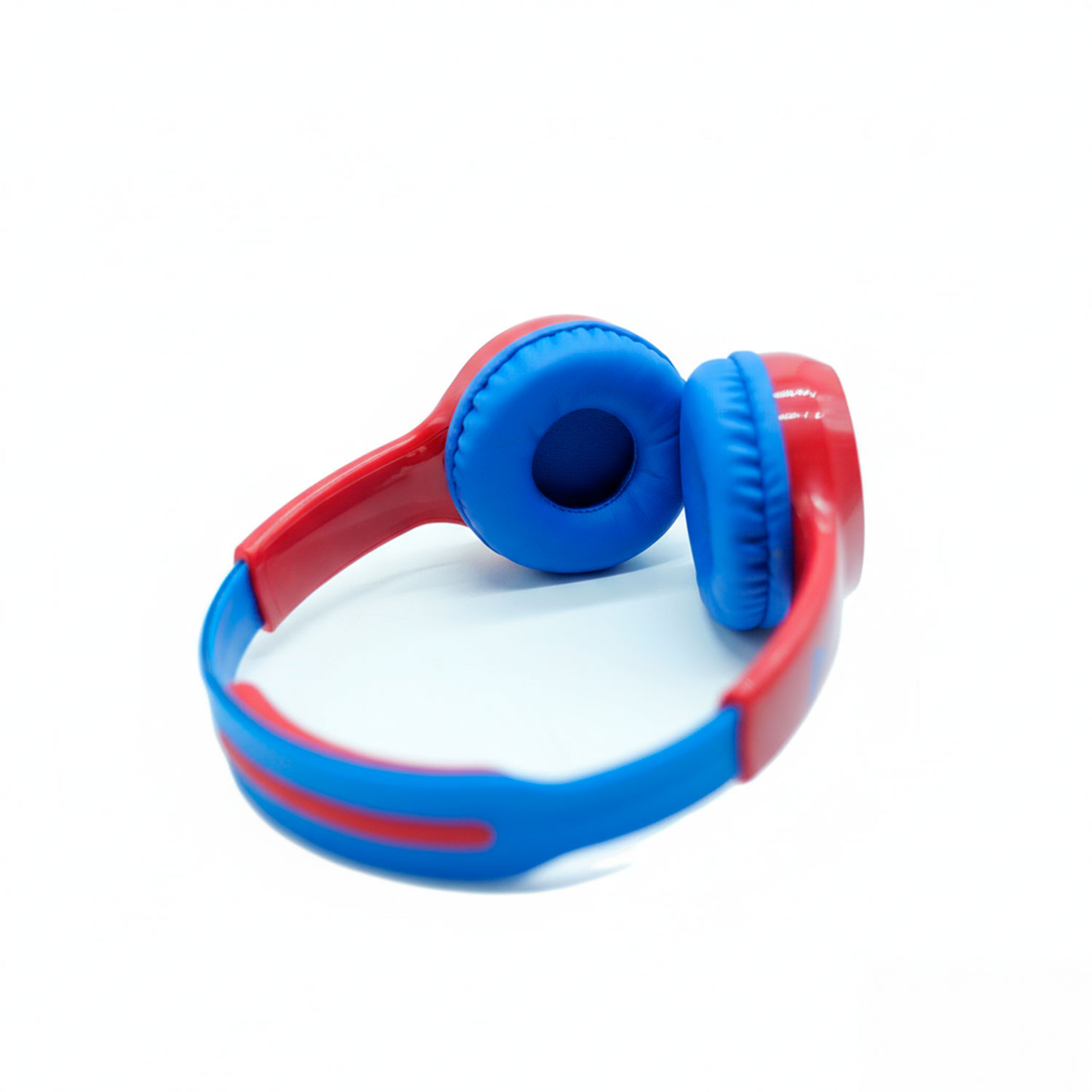 Auriculares rojos y azules sobre fondo blanco. Los auriculares están en ángulo, revelando detalles de las orejeras y la diadema.
