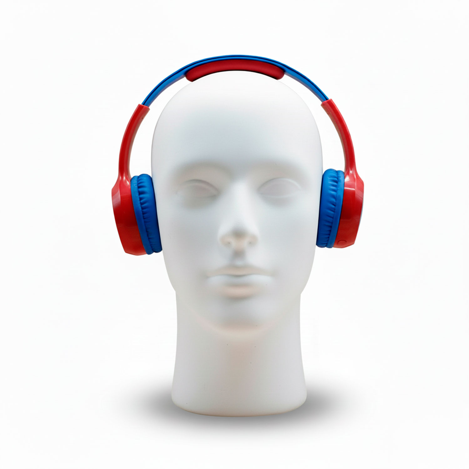 Una cabeza de maniquí blanca con auriculares rojos y azules. El fondo es blanco, con una sombra sutil debajo.