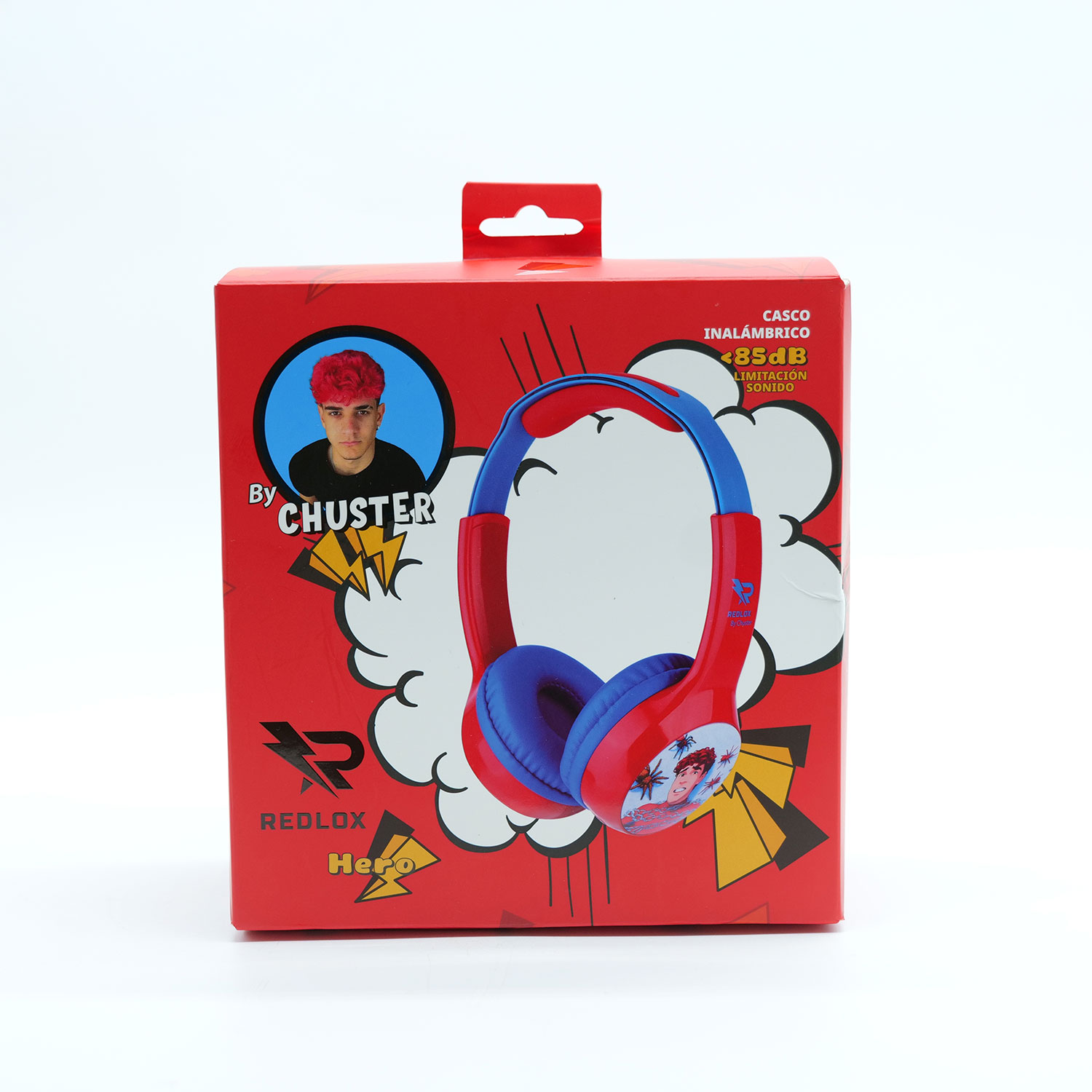 Auriculares rojos y azules en una caja roja. La caja tiene la imagen de una persona y texto. Fondo blanco.