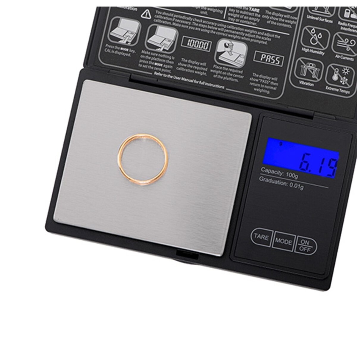 Ein goldener Ring liegt auf einer Digitalwaage. Die Waage zeigt 6,19g an. Anweisungen und Symbole sind auf dem Waagenkörper sichtbar.