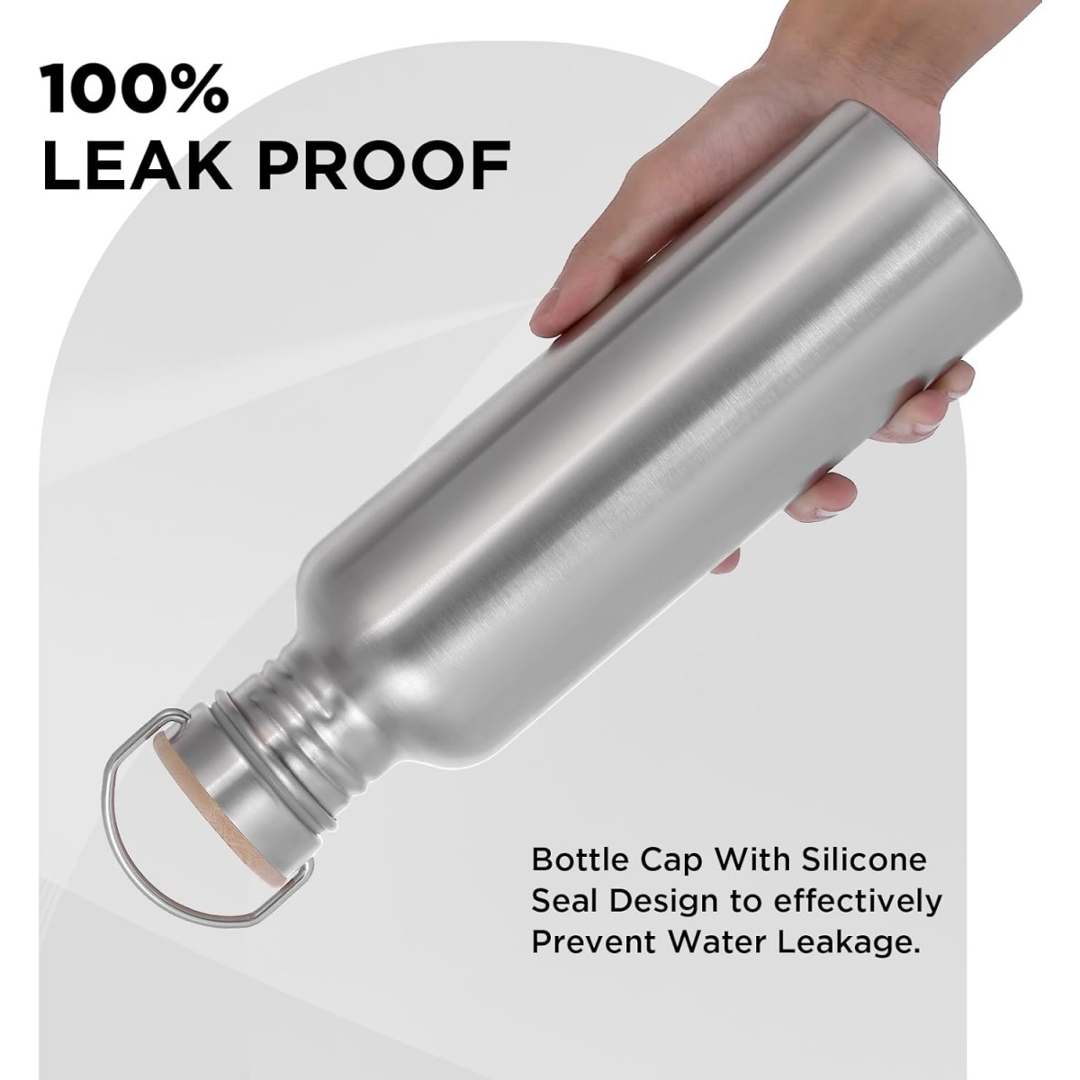 Eine Hand hält eine silberne Wasserflasche. Text sagt '100% LEAK PROOF'. Die Flasche hat einen Holzdeckel und einen Metallring.
