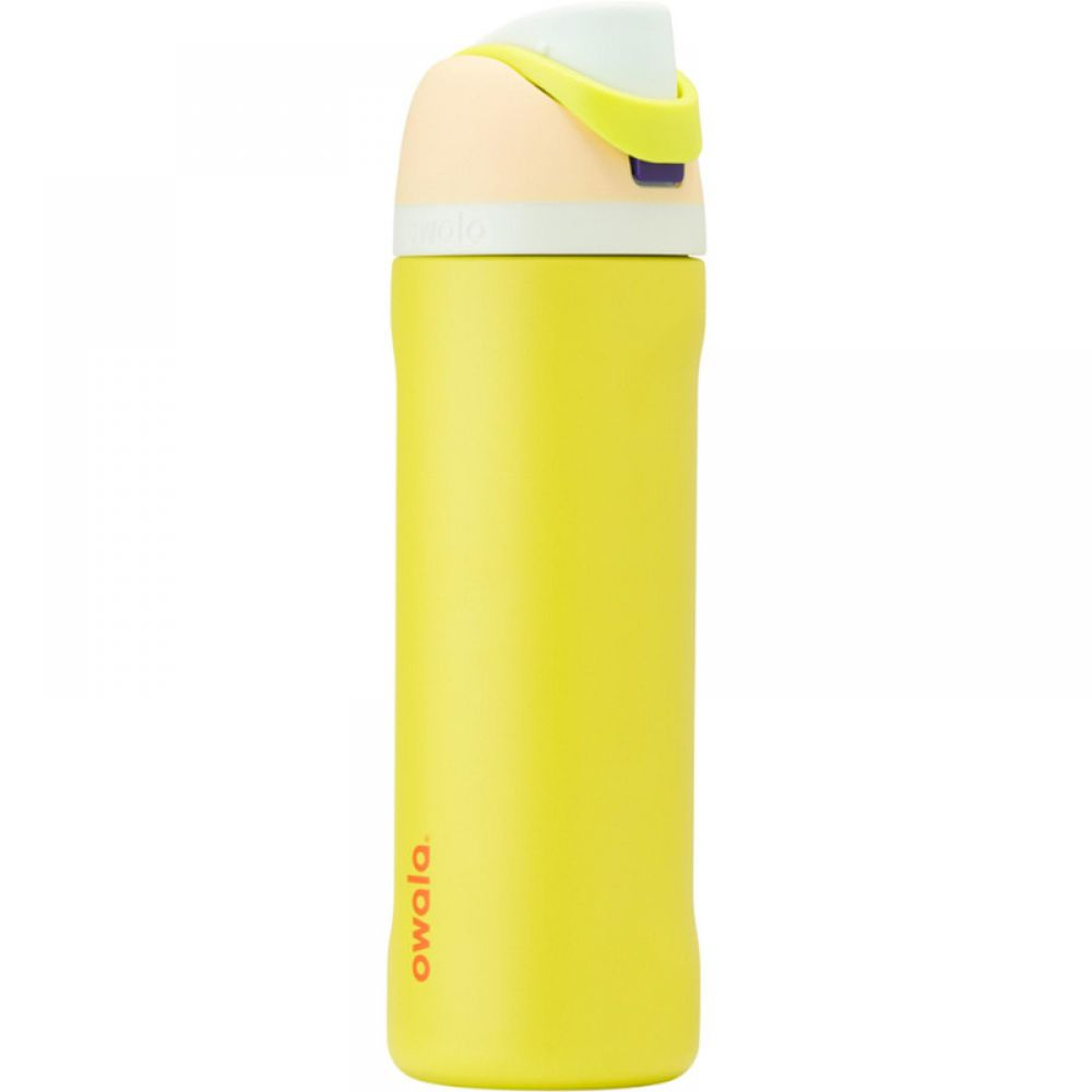 Eine gelbe Owala-Wasserflasche mit cremefarbenem Deckel, grünem Griff und lila Knopf. Das Logo ist orangefarben.