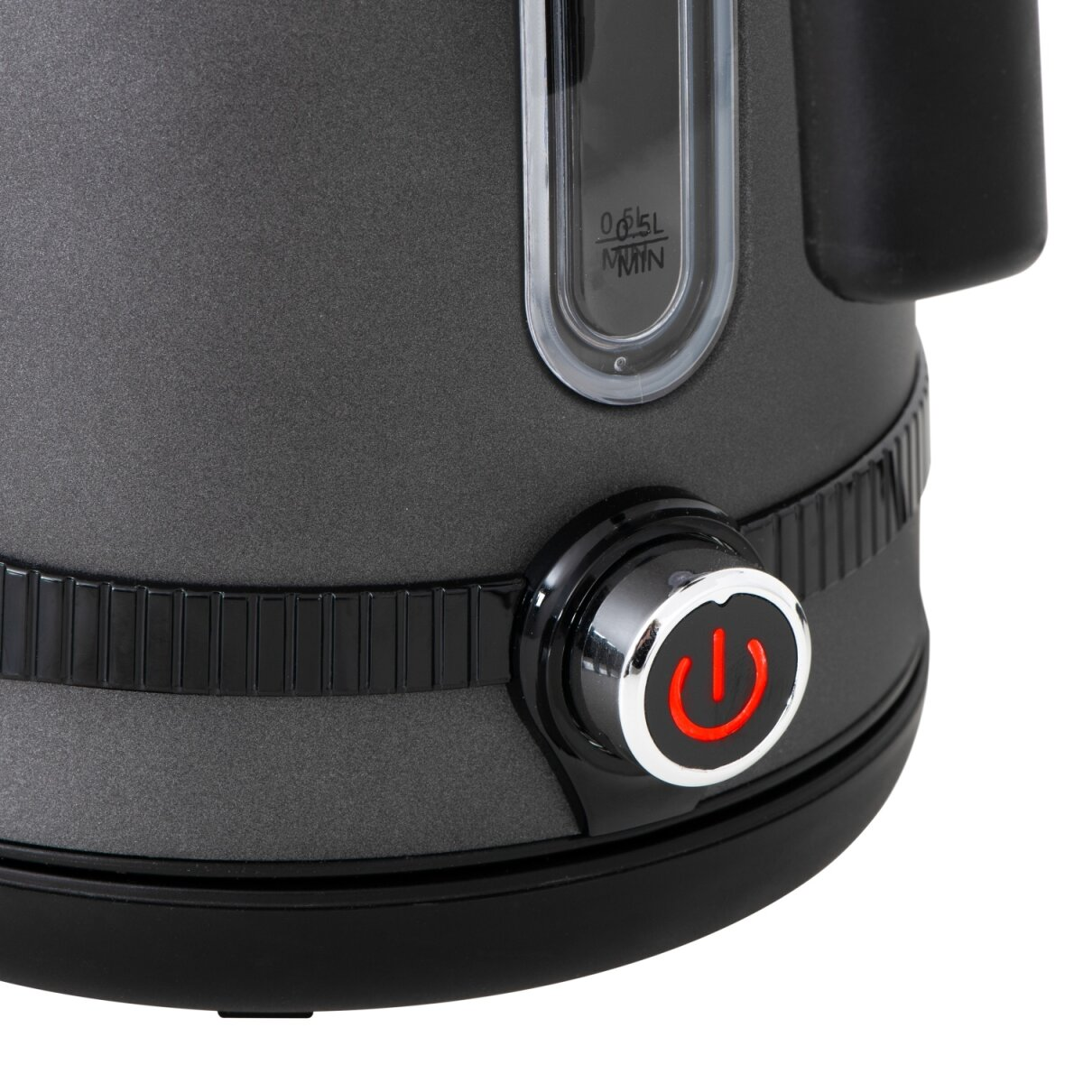 Close-up van een donkergrijze elektrische waterkoker. Zichtbaar de aan/uit-knop met rood symbool en waterpeilmeter.