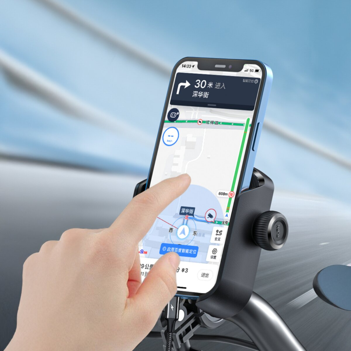 Eine Hand berührt ein Telefon, das eine Karte anzeigt, die an einem Fahrrad befestigt ist. Das Telefon zeigt Navigation mit Straßennamen.