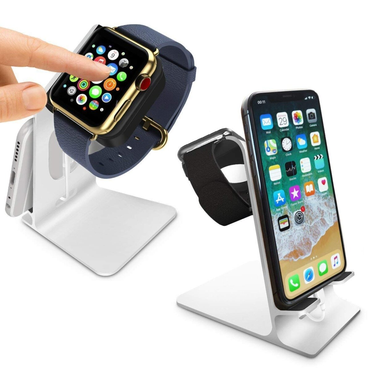 Eine Hand berührt eine goldene Apple Watch mit blauem Armband auf einem weißen Ständer. iPhone auf einem anderen Ständer. Zweite schwarze Apple Watch.