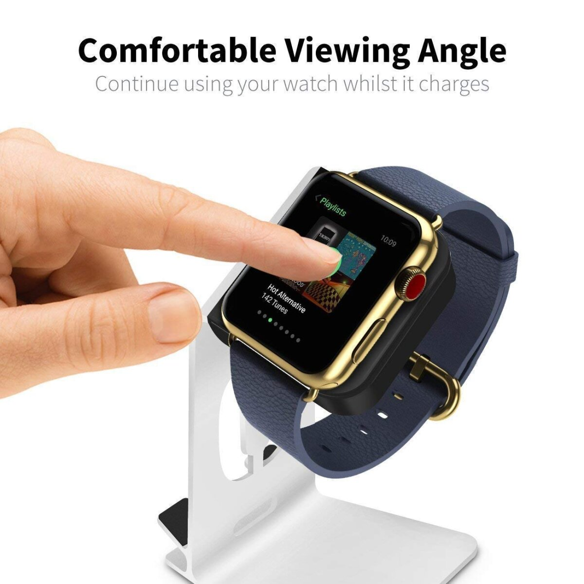 Eine Hand berührt eine Smartwatch, die Playlists anzeigt. Die Uhr steht auf einem weißen Ständer mit blauem Lederarmband. Text: Angenehmer Betrachtungswinkel.