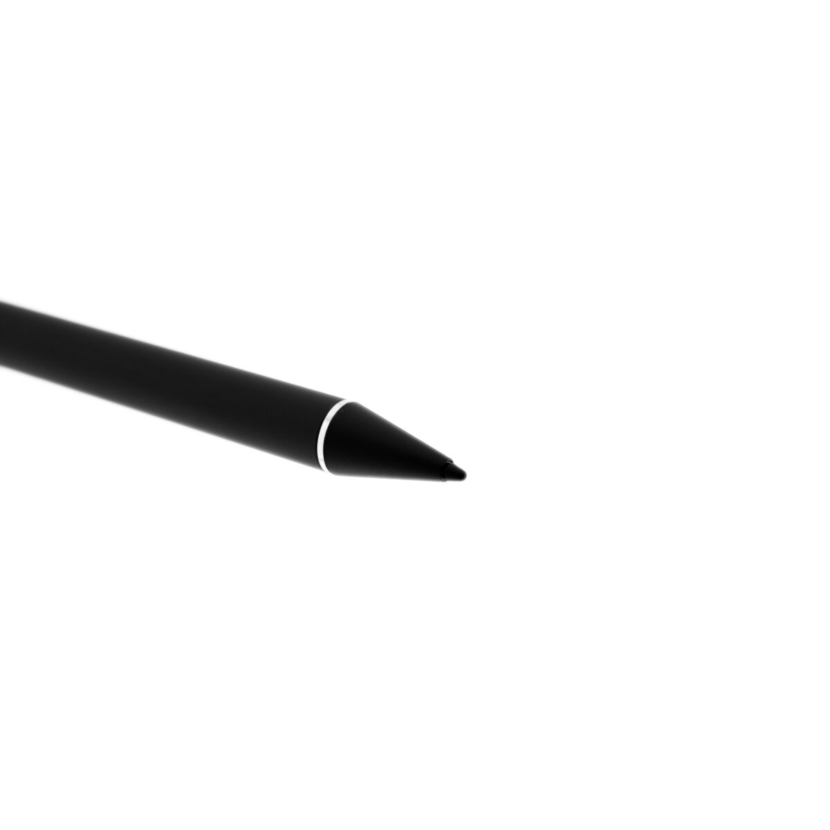 Ein schwarzer Stift mit silbernem Akzent an der Spitze, nach rechts geneigt. Der Hintergrund ist schlicht weiß.