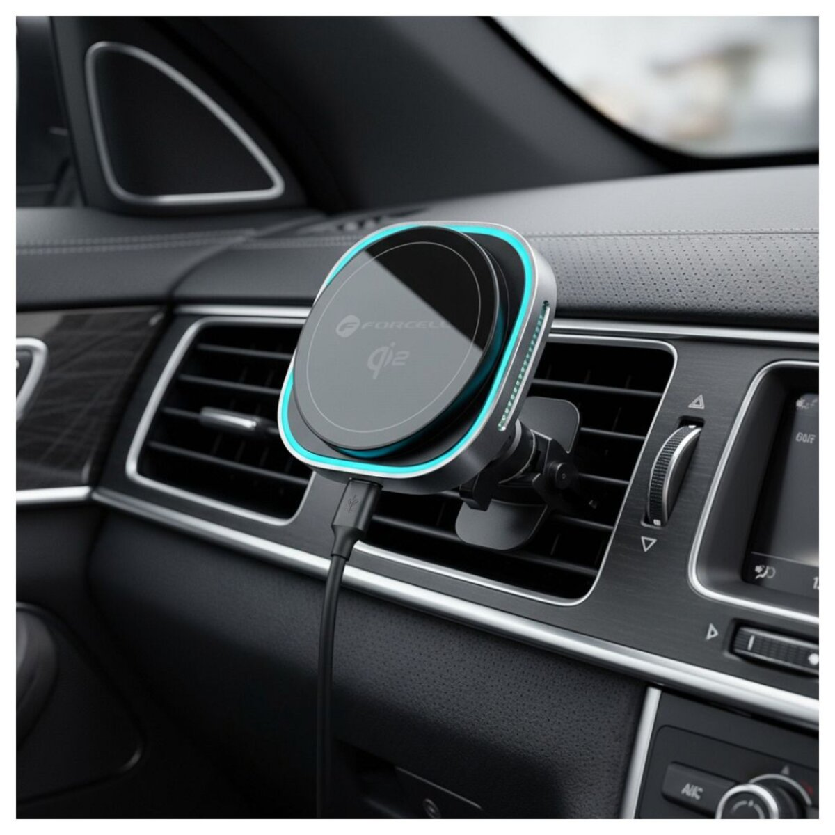 Ein Auto-Innenraum zeigt ein am Lüfter montiertes Telefonladegerät. Das Ladegerät ist grau und schwarz mit blauem Licht. Ein schwarzes Kabel ist eingesteckt.