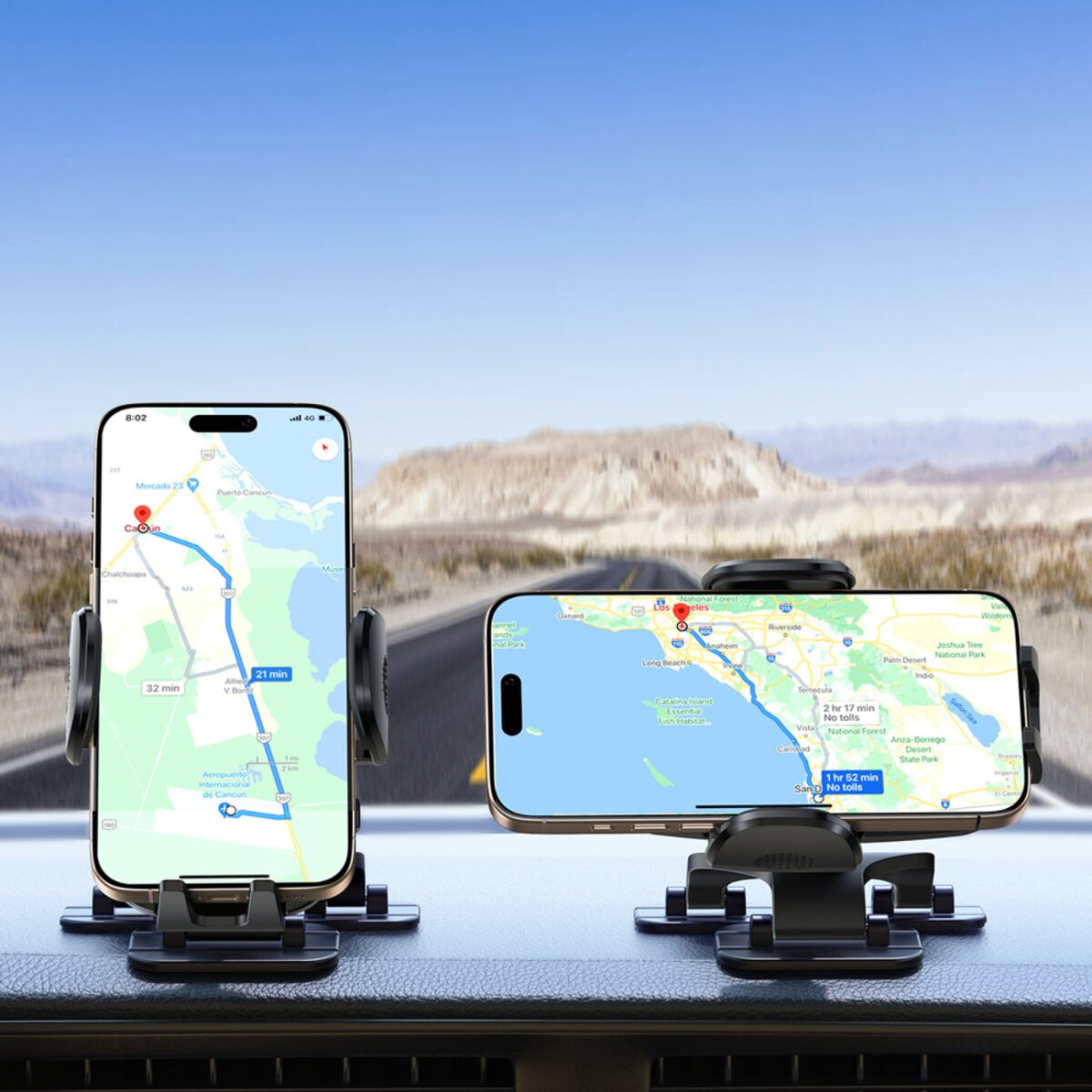 Zwei Smartphones in Autohalterungen zeigen Navigations-Apps, die Routen und geschätzte Reisezeiten anzeigen. Hintergrund: Straße und Landschaft.
