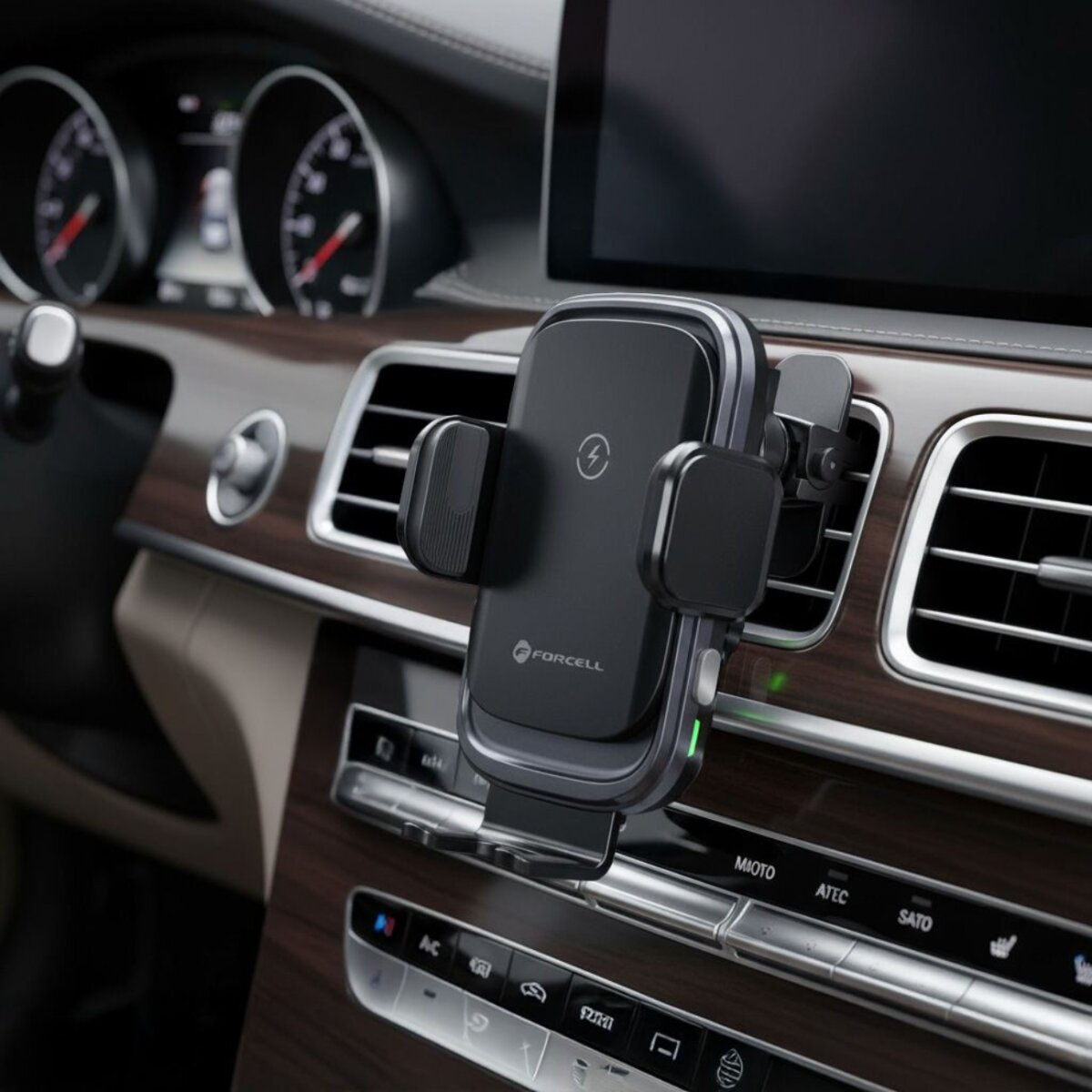 Ein schwarzer Telefonhalter, der im Armaturenbrett eines Autos montiert ist. Er hat das Forcell-Logo. Der Hintergrund zeigt das Innere des Autos.
