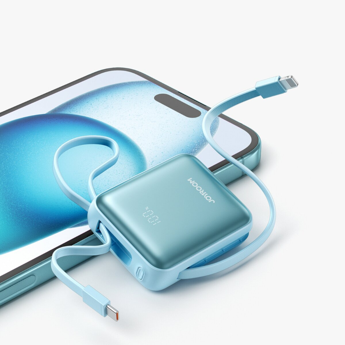 Un power bank blu con un cavo è collegato a un telefono. Il power bank mostra il 100%. La scena è su sfondo bianco.