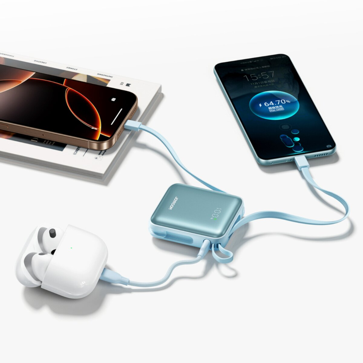 L'immagine mostra un power bank che carica un telefono, un altro telefono e auricolari. I cavi collegano tutti i dispositivi. Il power bank mostra il 100%.