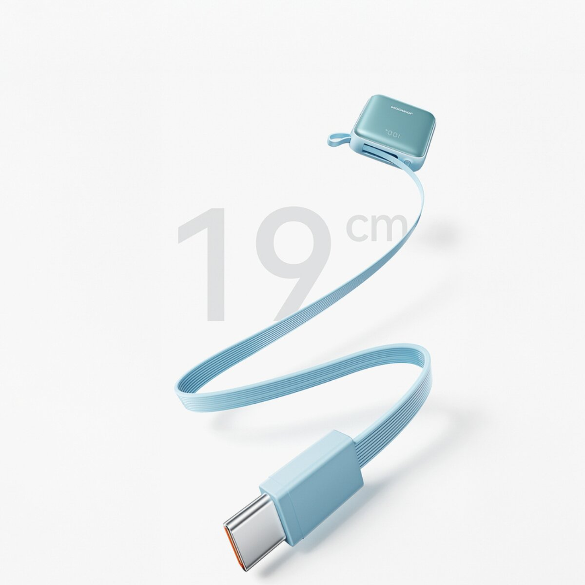 Un cavo caricatore azzurro con connettore USB-C. In alto un piccolo dispositivo quadrato. Viene visualizzato anche il numero 19 cm.