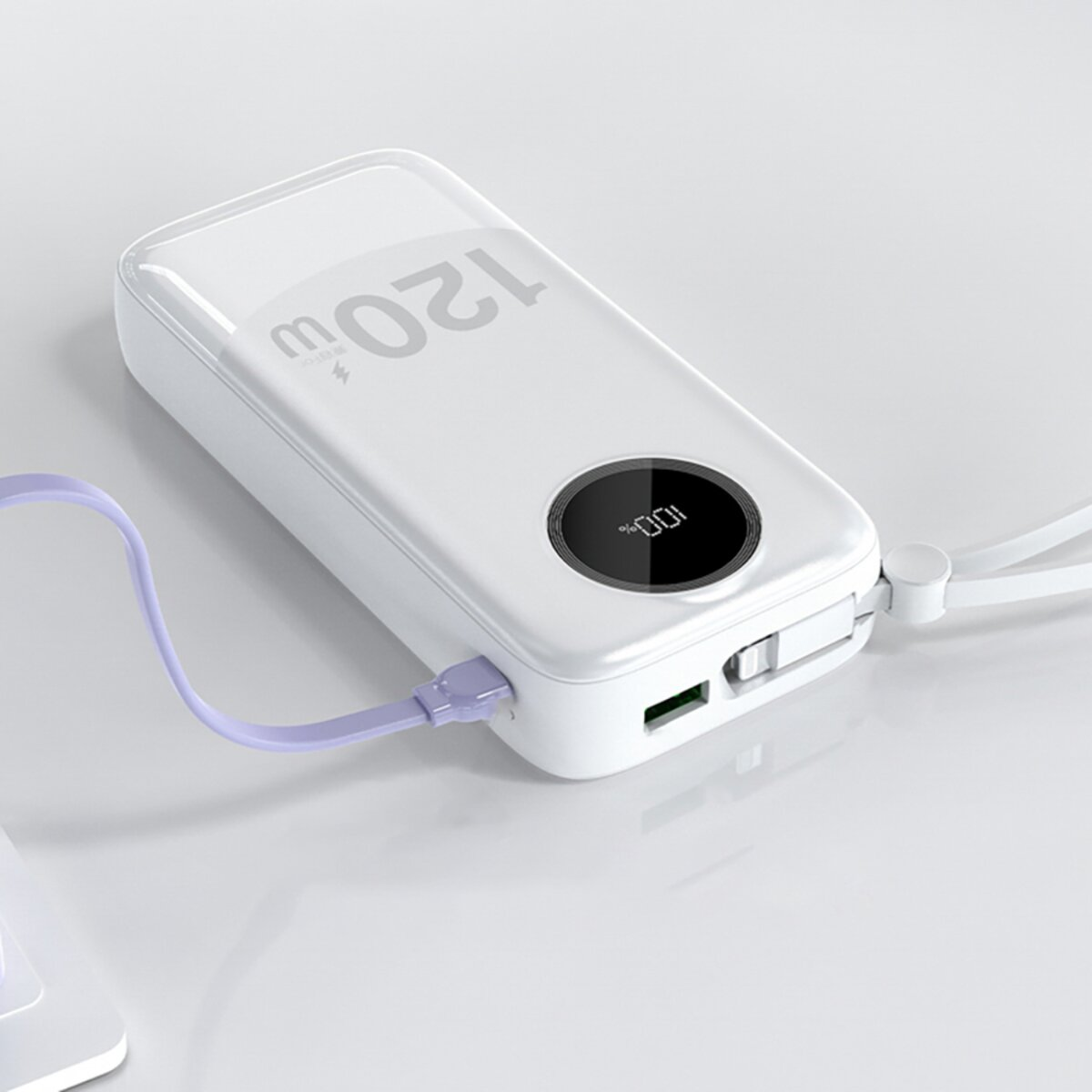 Eine weiße Powerbank mit 120W-Text und einem Digitaldisplay, das 100 % anzeigt. Ein lila Kabel ist eingesteckt.
