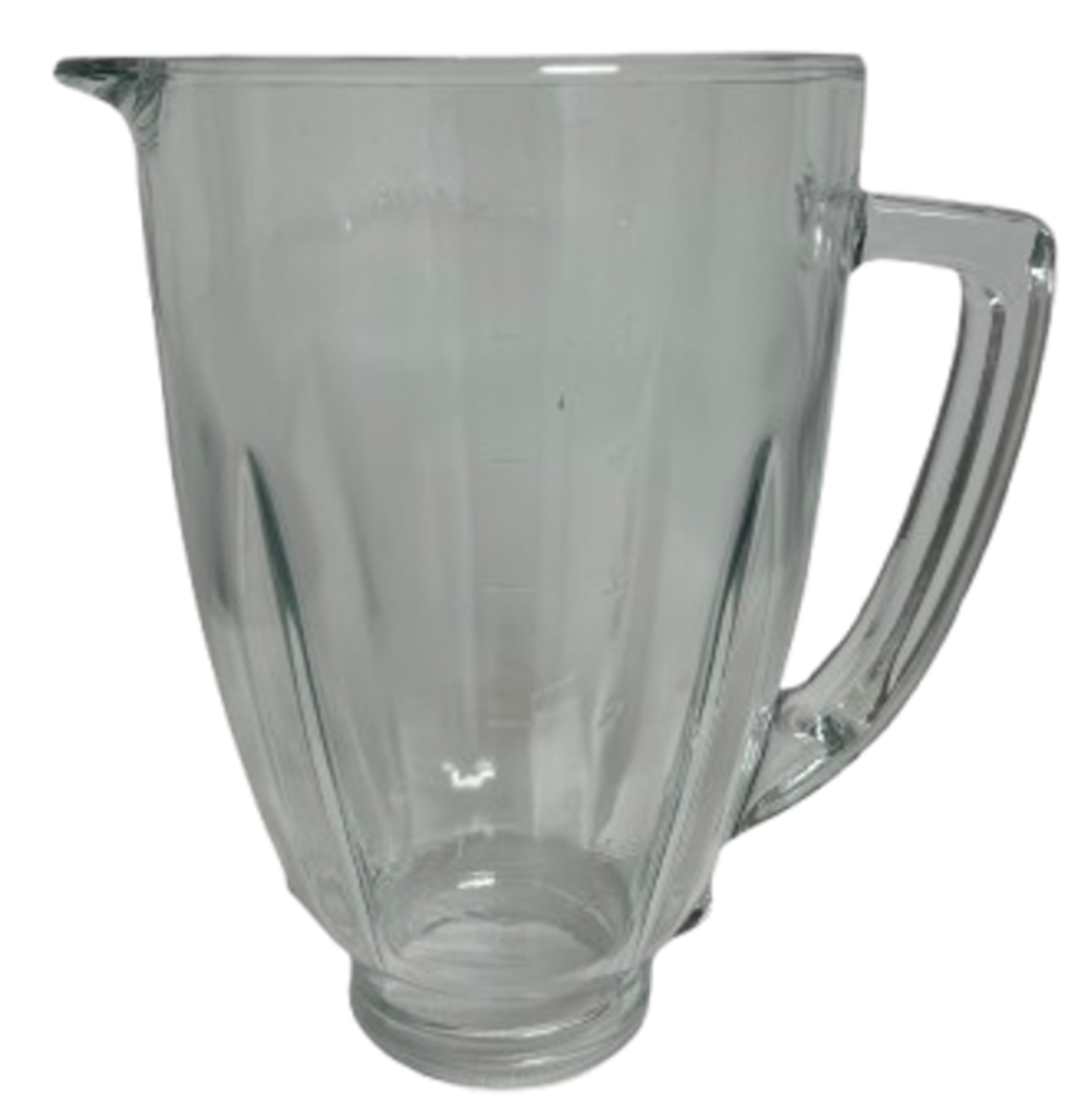Un vaso de licuadora de vidrio transparente con asa aislado sobre fondo negro. El vaso tiene un pico y marcas de medición.