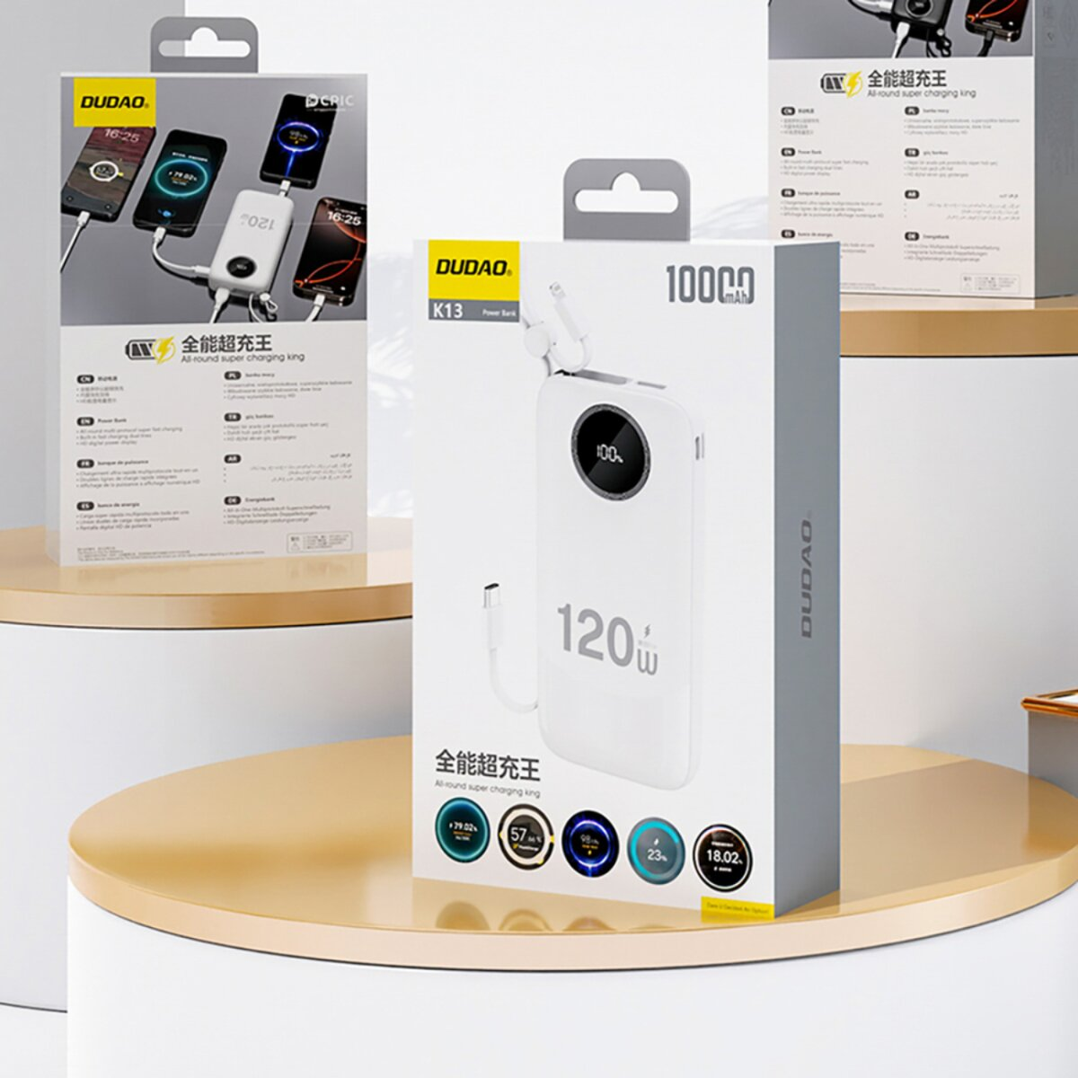 Produktaufnahme mit drei Powerbank-Boxen. Die Hauptbox ist weiß mit schwarzem Text und Digitalanzeige. Andere Boxen sind sichtbar.