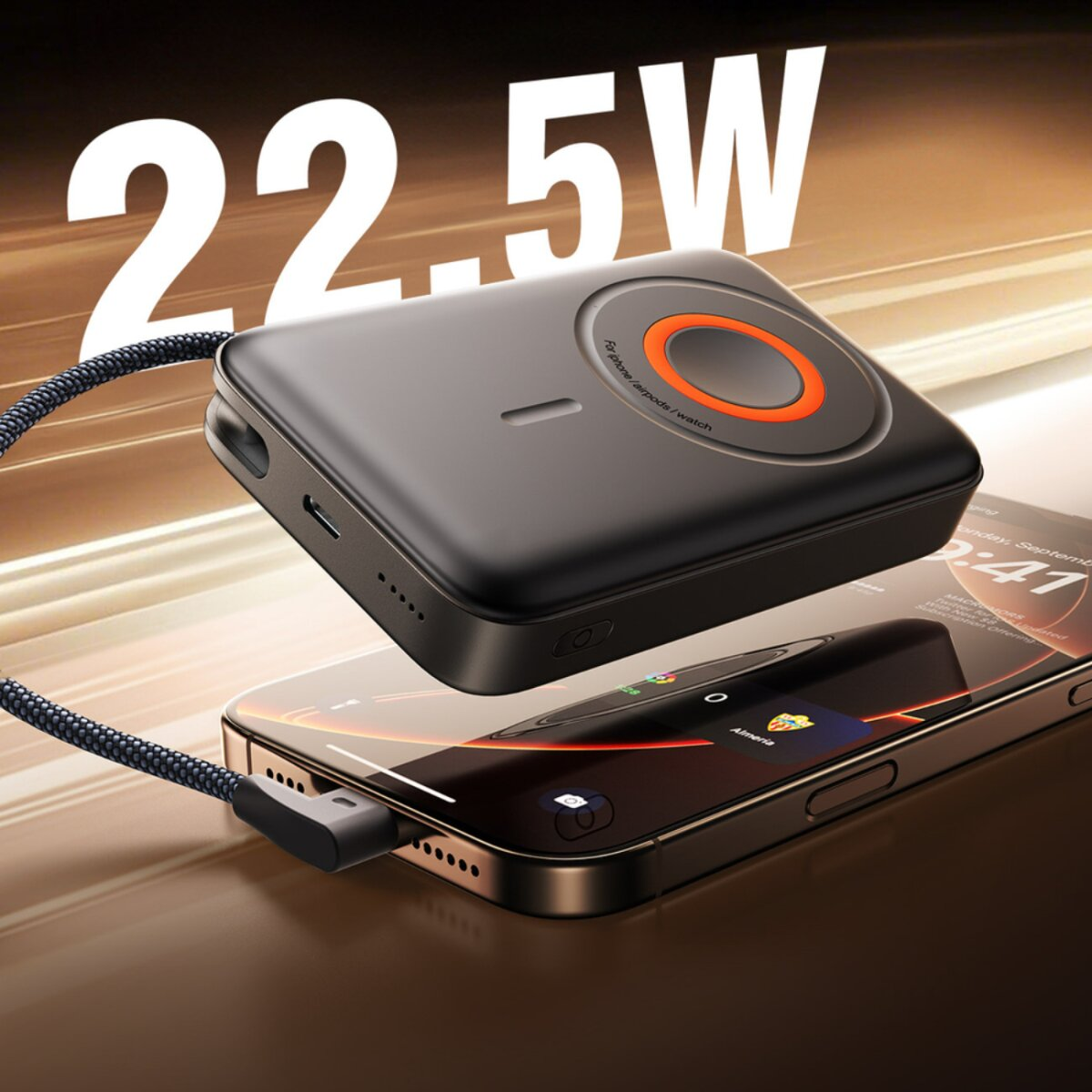 Eine schwarze Powerbank mit einem orangefarbenen Kreis lädt ein Telefon kabellos auf. Das Telefon zeigt ein angeschlossenes Ladekabel.