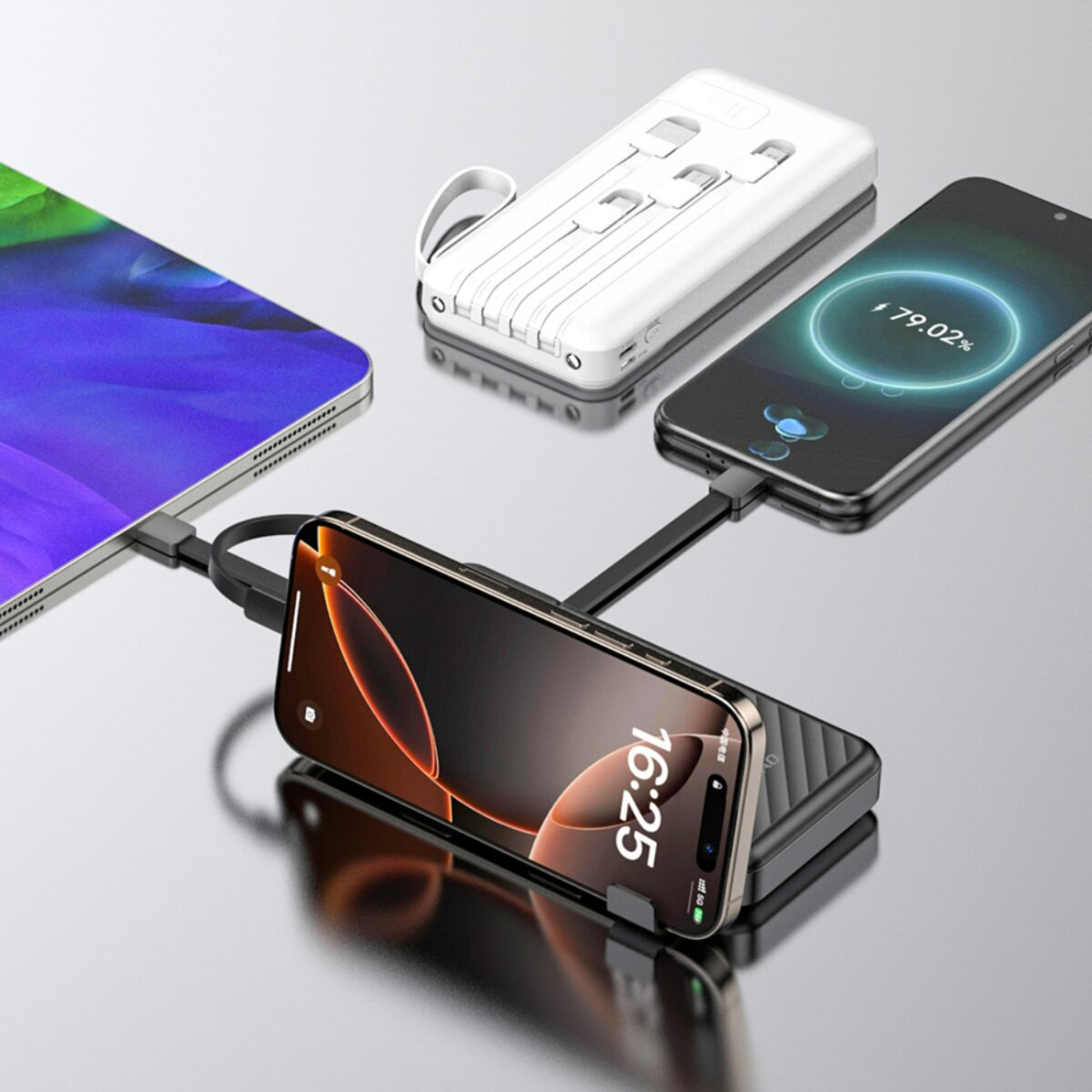 Tre smartphone e un tablet sono collegati a un power bank bianco per la ricarica. Il telefono mostra il 79,02% di carica.