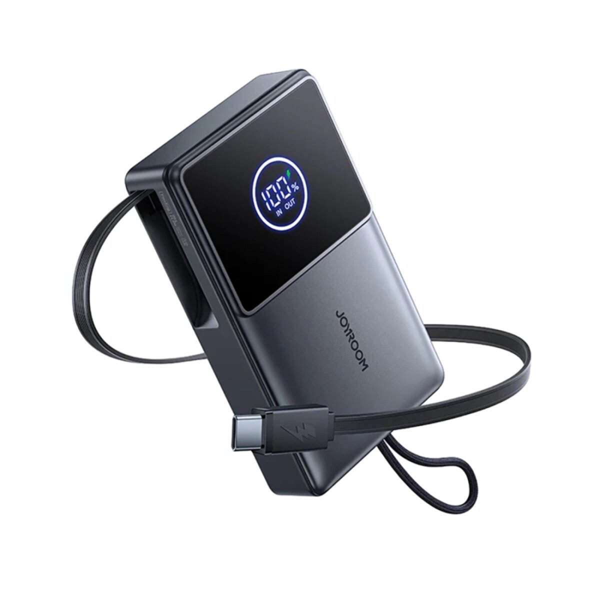 Un power bank Joyroom grigio scuro con cinturino nero e connettore USB-C. Lo schermo mostra il 100% di carica.