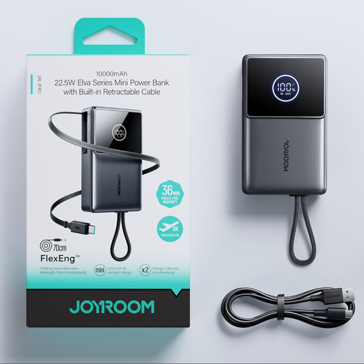 Una scatola per power bank e un power bank. La scatola contiene i dettagli del prodotto. Il power bank ha un display che mostra il 100%.