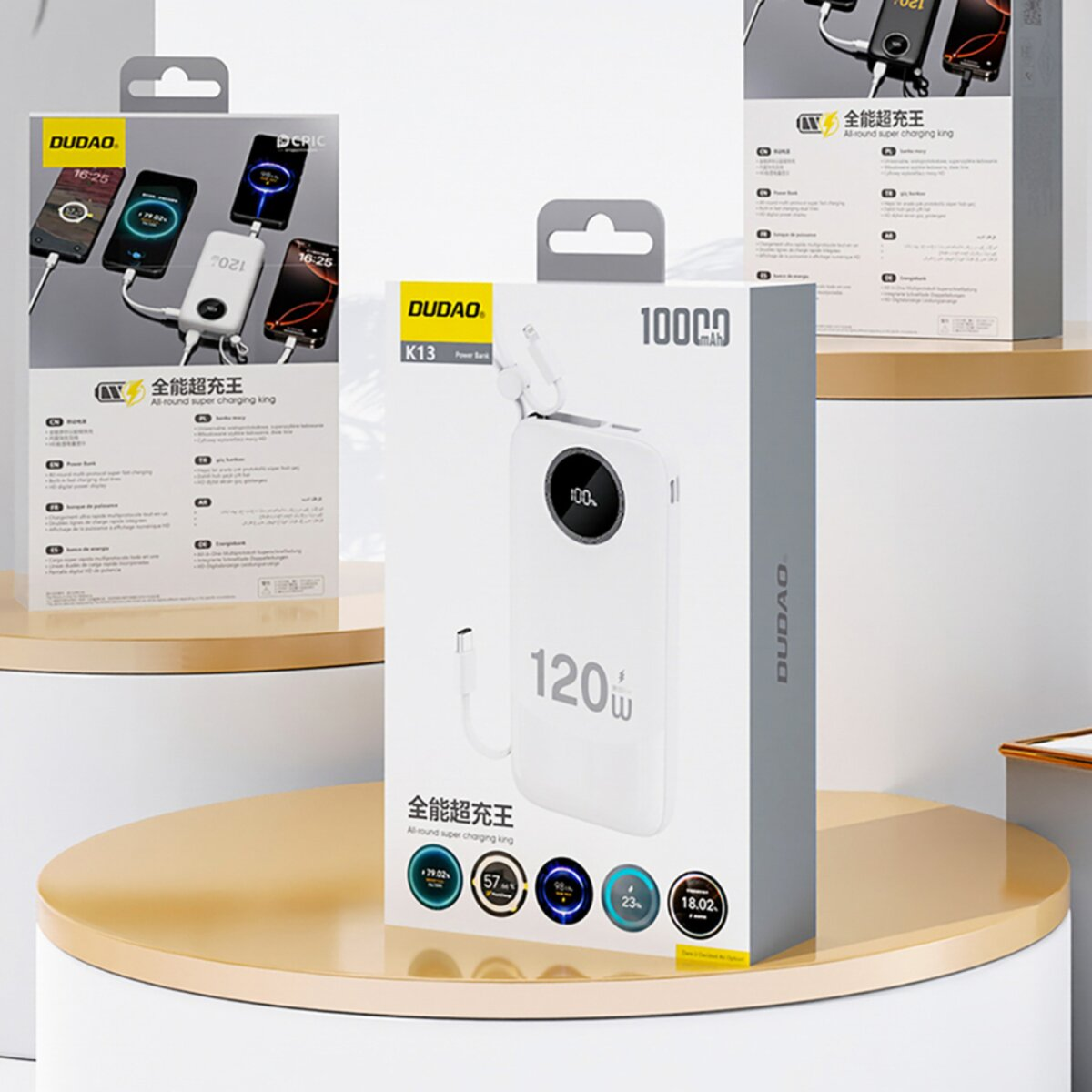 Eine weiße DUDOA-Powerbank-Box mit einem 120W-Etikett und einem 10000mAh-Etikett, andere Boxen zeigen ladende Telefone.