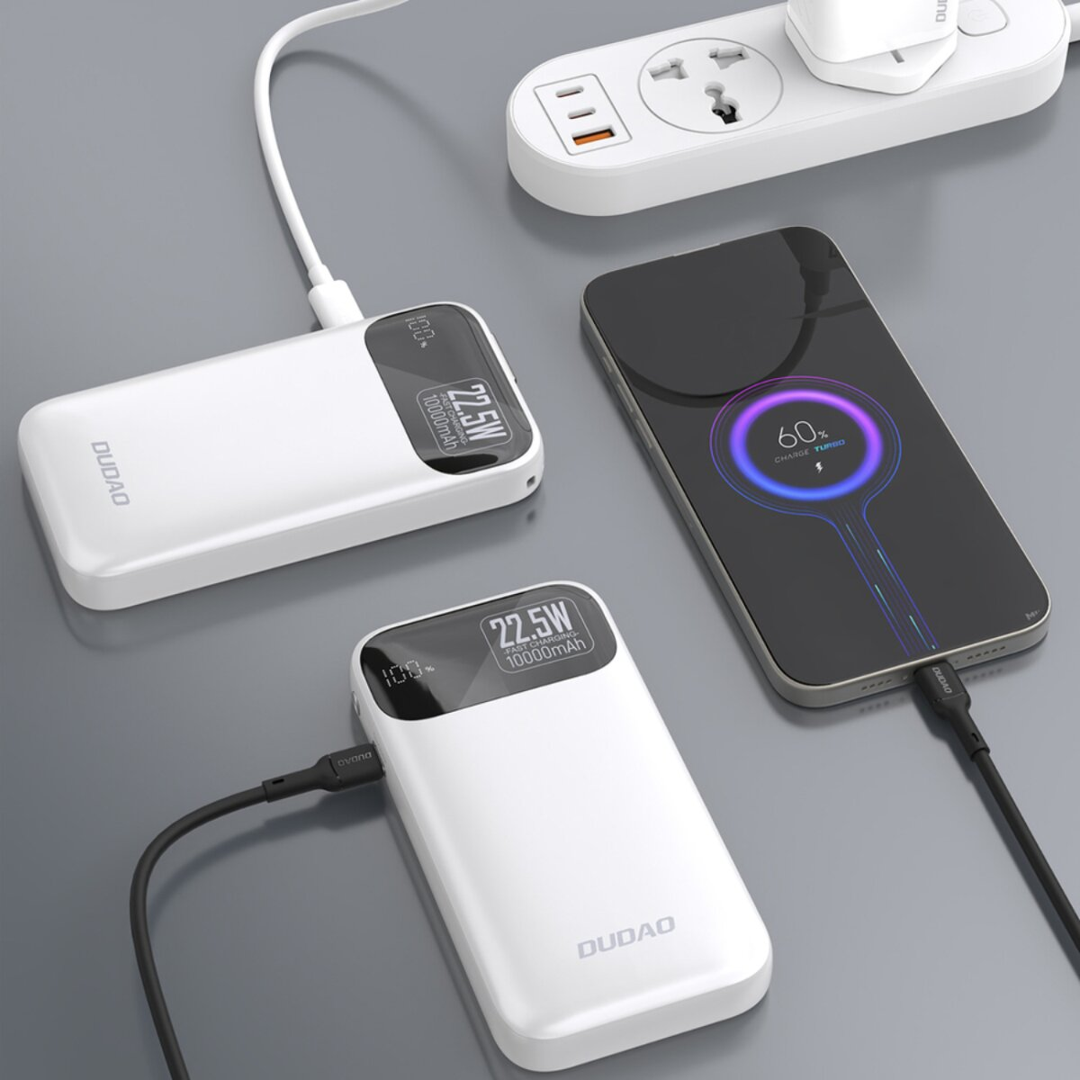 Weiße Powerbanks und ein Telefon laden. Das Telefon zeigt 60 % Ladung an. Im Hintergrund befindet sich eine Steckdosenleiste.