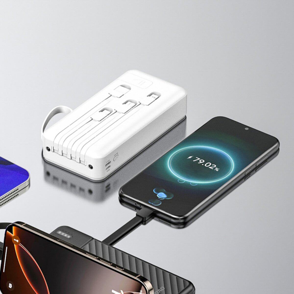 Eine weiße Powerbank mit Ladetelefonen. Ein Telefon zeigt 79,02 % Ladung an. Ein anderes Telefon wird drahtlos geladen.