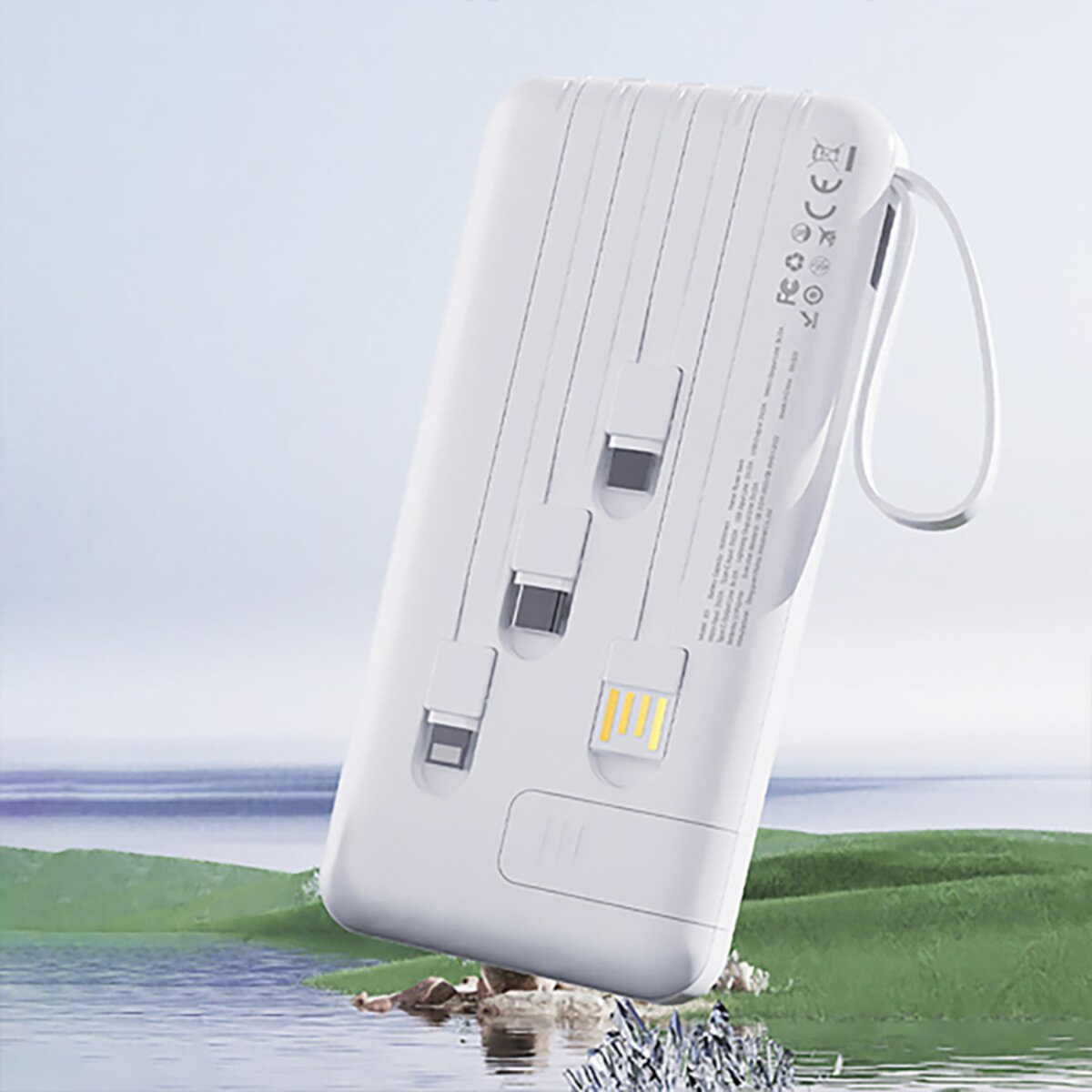 Eine weiße Powerbank mit mehreren Ladeanschlüssen, einer Handschlaufe und einem Landschaftshintergrund aus Wasser und Gras.