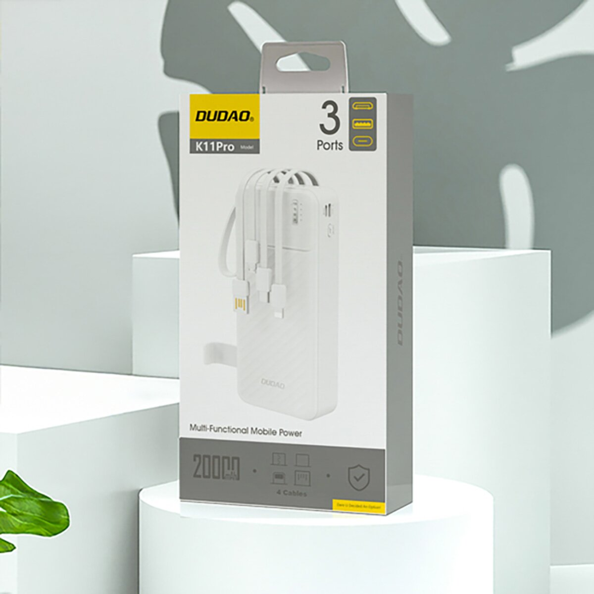 Eine weiße DUDOA K11Pro Powerbank-Box. Die Box hat 3 Anschlüsse und 4 Kabel mit einem 20000mAh Akku. Produkt auf weißer Bühne.