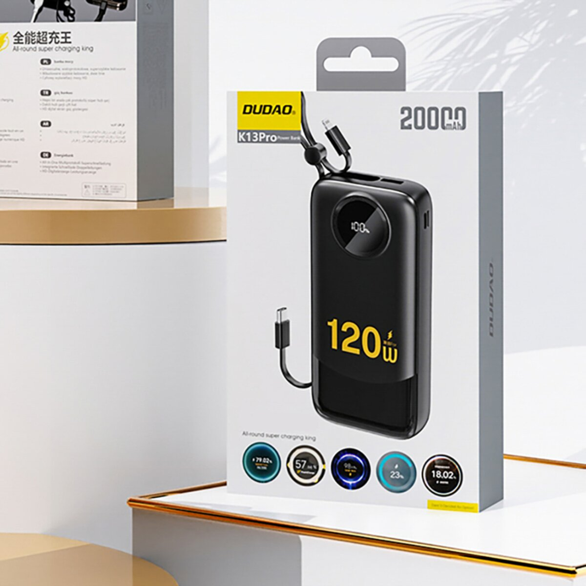 Eine schwarze Powerbank mit digitaler Anzeige, die 100 % und 120 W anzeigt. Sie befindet sich in einer weißen Box mit Text und Symbolen.
