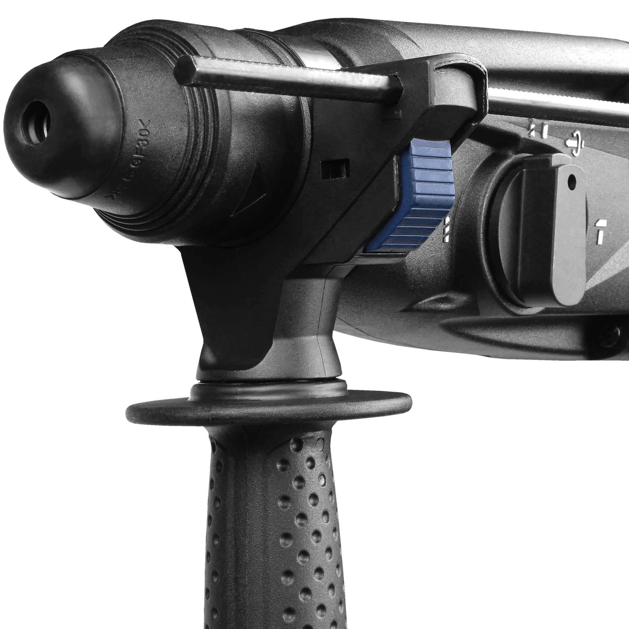 Zbliżenie czarnej wiertarki z niebieskim przełącznikiem. Uchwyt ma teksturowany uchwyt. Tło jest szare.