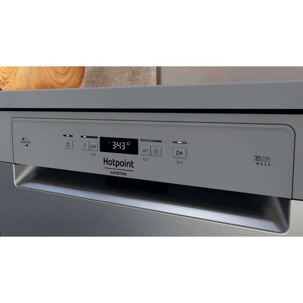 Primer plano del panel de control de un lavavajillas Hotpoint Ariston. Muestra la pantalla digital con la hora, botones y el logotipo.