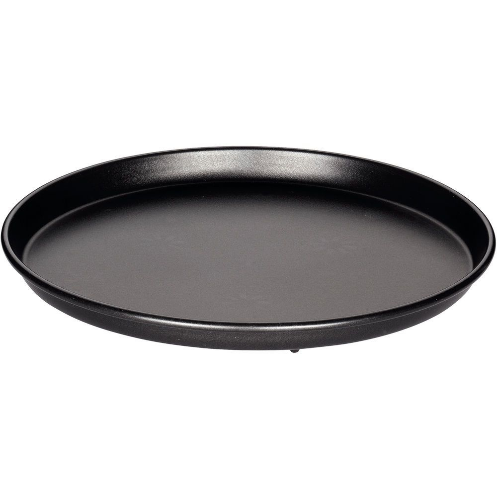 Una padella rotonda di metallo nero è centrata su uno sfondo bianco. Ha un bordo leggermente rialzato.